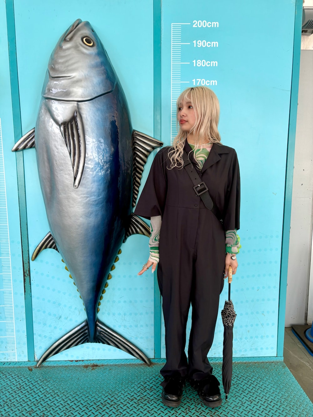 「水族館、マーブル、マーブル柄、シアートップス、シアーシャツ、ジャンプスーツ、オールインワン、モードカジュアル、つなぎ、サロペット、グリーンコーデ、ハイトーンカラー、ハイトーン系_ヘアカラー、柄シャツ、ショルダーバッグ」｜「STYLEMIXERのテーラーカラーオールインワン（つなぎ/オールインワン、ブラック系）」を使った、ミミさん（レディース・153cm）の春コーディネートの1枚目の写真