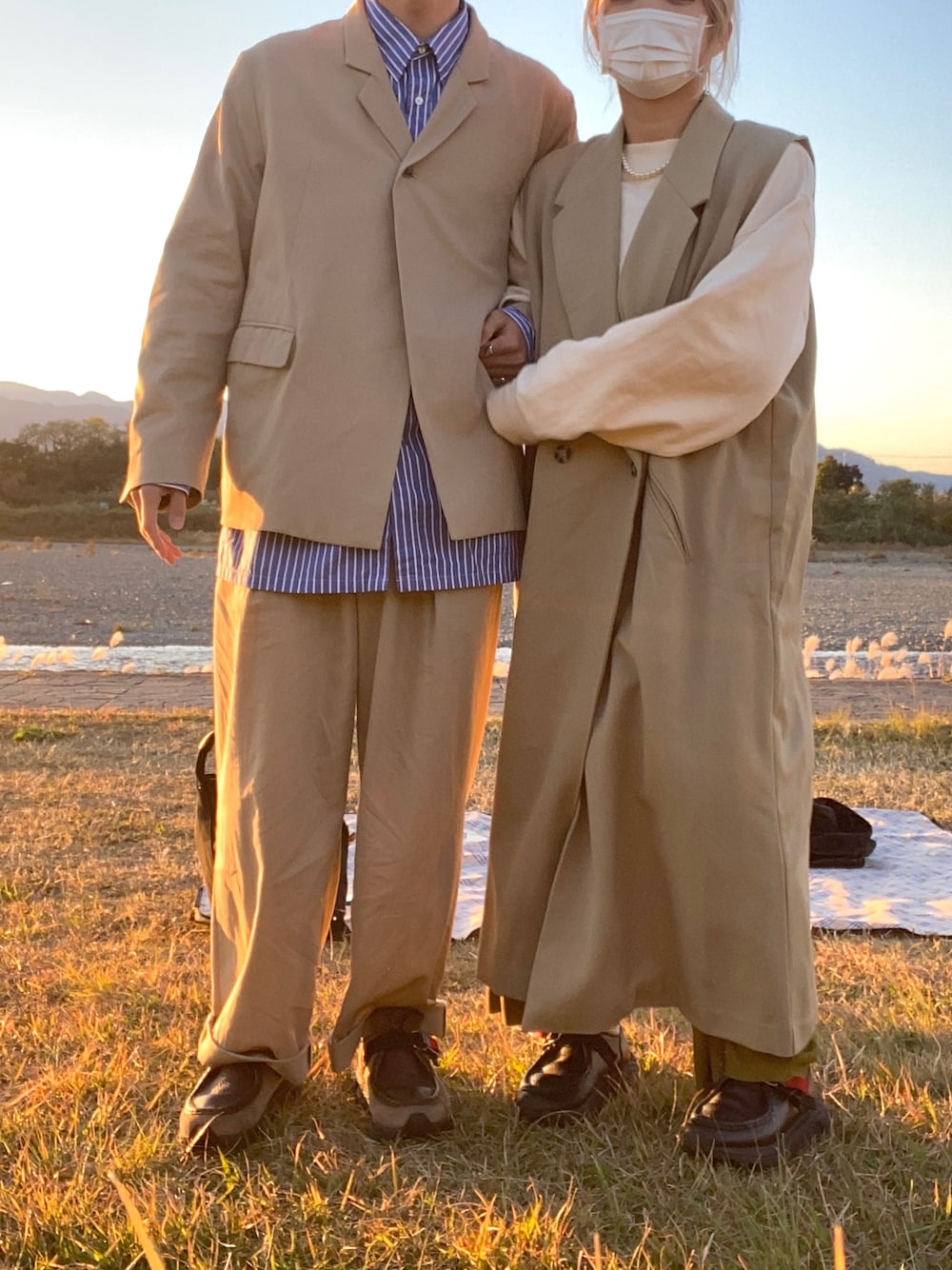 ベージュ系のベスト、ブラック系のシューズ、ベージュ系のその他シューズを着用したレディースの秋コーディネートの1枚目の写真