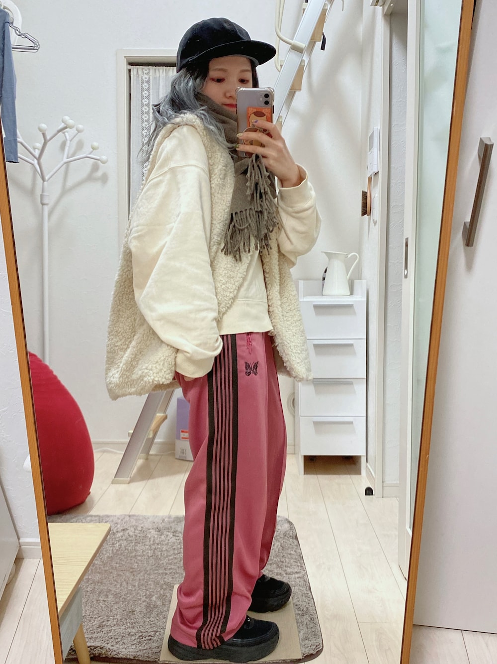 「メンズライク、ボーイッシュ、ファーベスト、ホカオネオネ、トラックパンツ、ジャージ、スウェット、トレーナー、ピンクパンツ、ピンクコーデ、ジェットキャップ、ベースボールキャップ、ボアベスト、ダッドスニーカー、Nepenthes」｜「NeedlesのTrack Pant - Poly Smooth（その他パンツ、ピンク系）」を使った、ミミさん（レディース・153cm）の冬コーディネートの1枚目の写真
