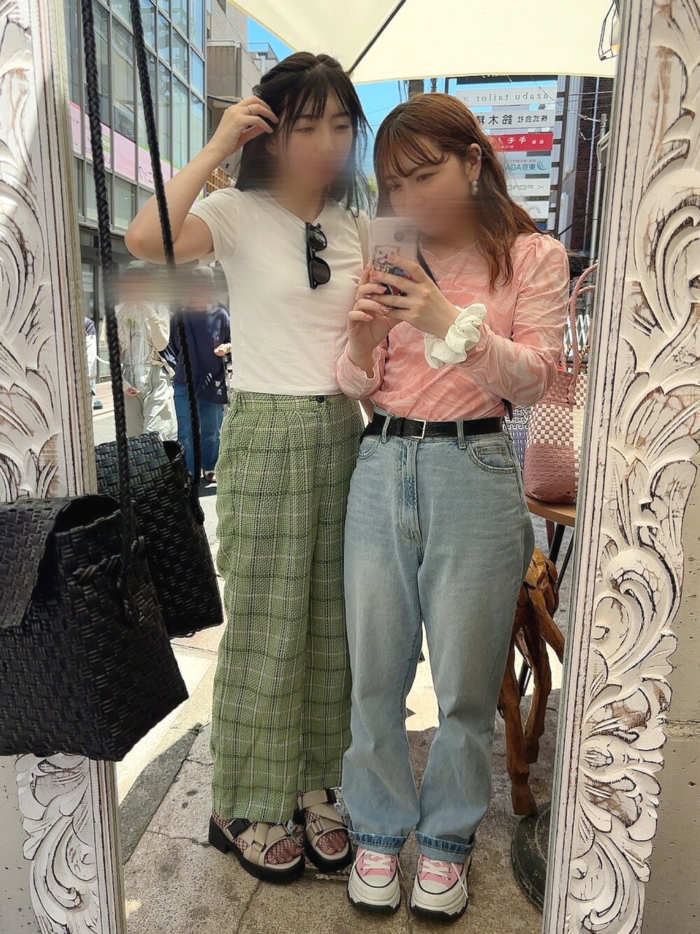 「パンツスタイル、パンツコーデ、シアートップス、プチプラ」｜「CONVERSEのconverse コンバース AS (R) TREKWAVE OX オールスター (R) トレックウェーブ OX 31309866 ABC-MART限定 *PINK（スニーカー、ピンク系）」を使った、umeさん（レディース・158cm）の春コーディネートの1枚目の写真