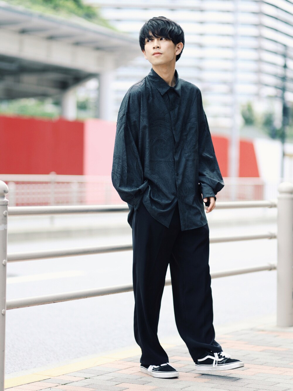 「柄シャツ、スラックス、スニーカーコーデ、休日スタイル、シンプルコーデ、モノトーンコーデ、秋コーデ、秋冬コーデ」｜「JUNREDのオーバーサイズペイズリーシャツ（シャツ/ブラウス、ブラック系）」を使った、斉藤慎也さん（メンズ・170cm）の秋コーディネートの1枚目の写真