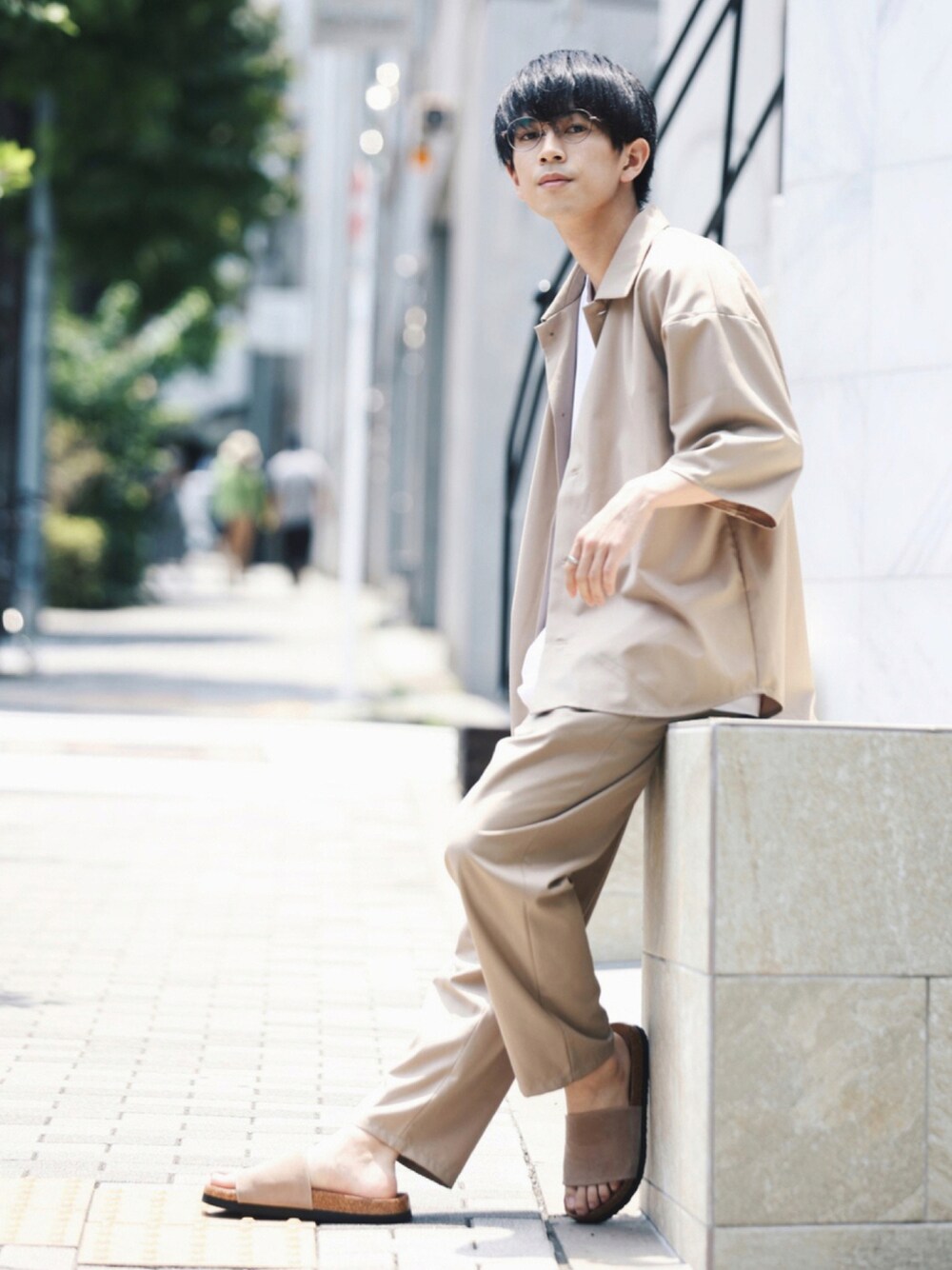 ベージュ系のシャツ/ブラウス、ベージュ系のサンダル、ベージュ系のその他パンツを着用したメンズの夏コーディネートの1枚目の写真