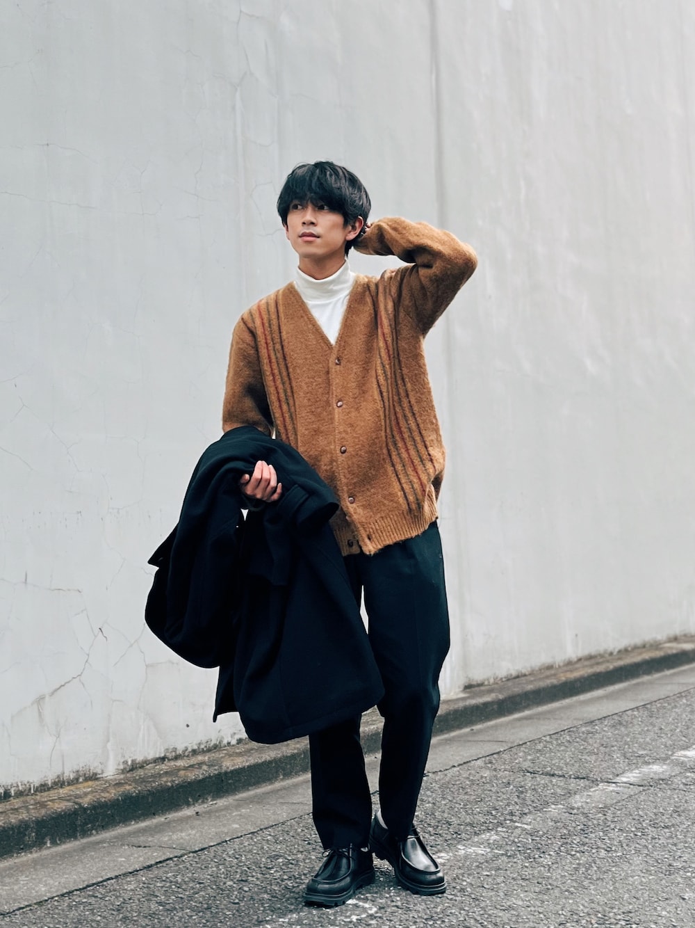 「きれいめカジュアル、カーディガン、春アウター、春色、シンプルコーデ、レイヤードスタイル、コート、スラックス」｜「remerのloose balcollar over coat / ルーズバルカラーオーバーコート（ステンカラーコート、ブラック系）」を使った、斉藤慎也さん（メンズ・170cm）の冬コーディネートの1枚目の写真