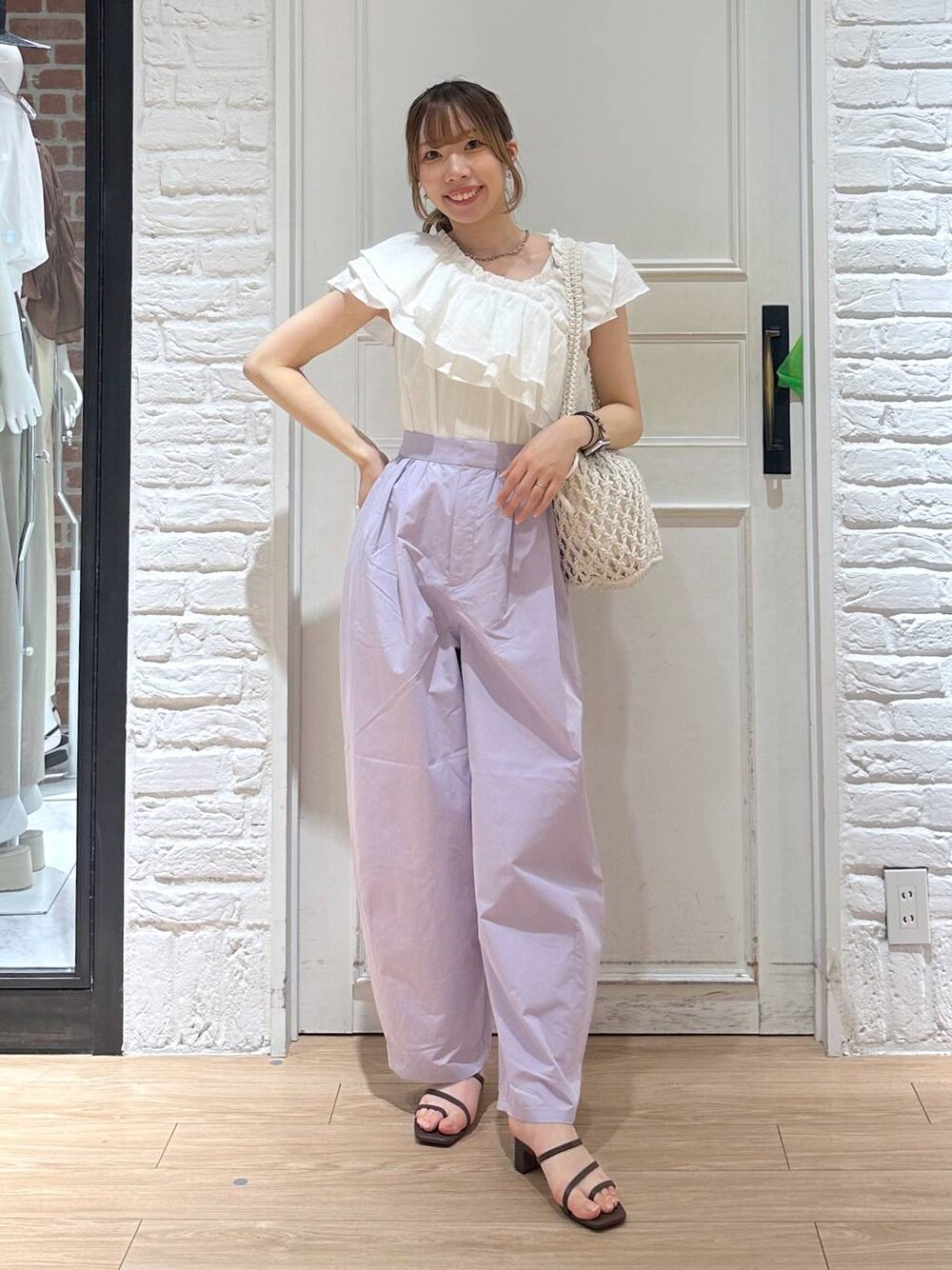 「きれいめ、フェミニン、着痩せ、サンダル、ワイドパンツ、ブラウス、ローリーズスタイル_LOWRYS FARM、LOWRYS FARM」｜「LOWRYS FARMのステンレスデザインネックレス　 136325（ネックレス、シルバー系）」を使った、kasumiさん（レディース・159cm）の春コーディネートの1枚目の写真
