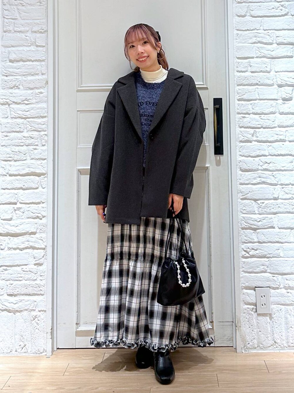 「きれいめ、フェミニン、着痩せ、ニット、アウター、ロングスカート、ブーツ、おでかけ、テーマパーク、女子会、女子旅」｜「LOWRYS FARMのダブルフェイスユルジャケット 116453（チェスターコート、グレー系）」を使った、kasumiさん（レディース・159cm）の秋コーディネートの1枚目の写真
