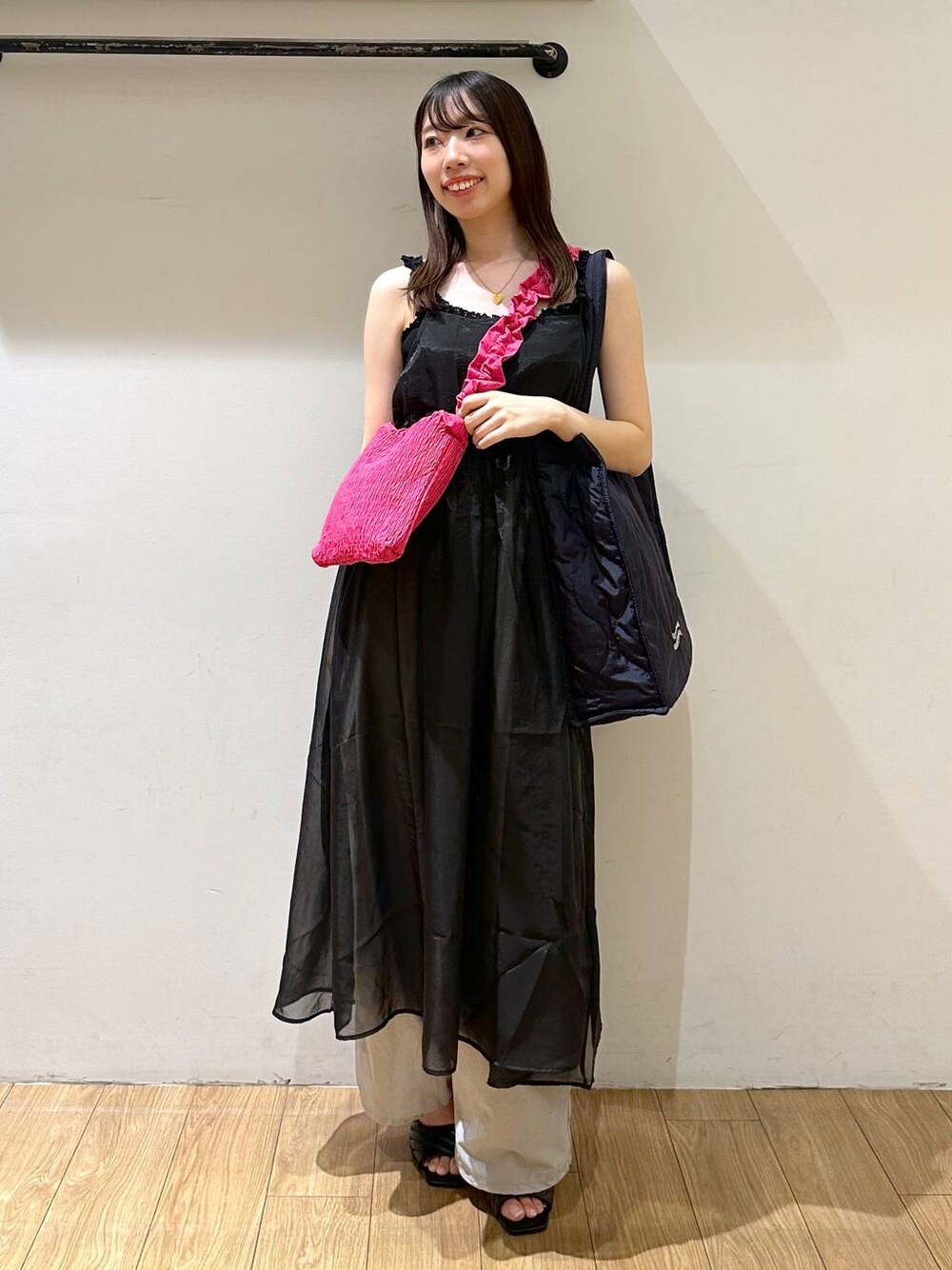 グレー系のその他パンツ、ブラック系のサンダル、ブラック系のショルダーバッグを着用したレディースの夏コーディネートの1枚目の写真
