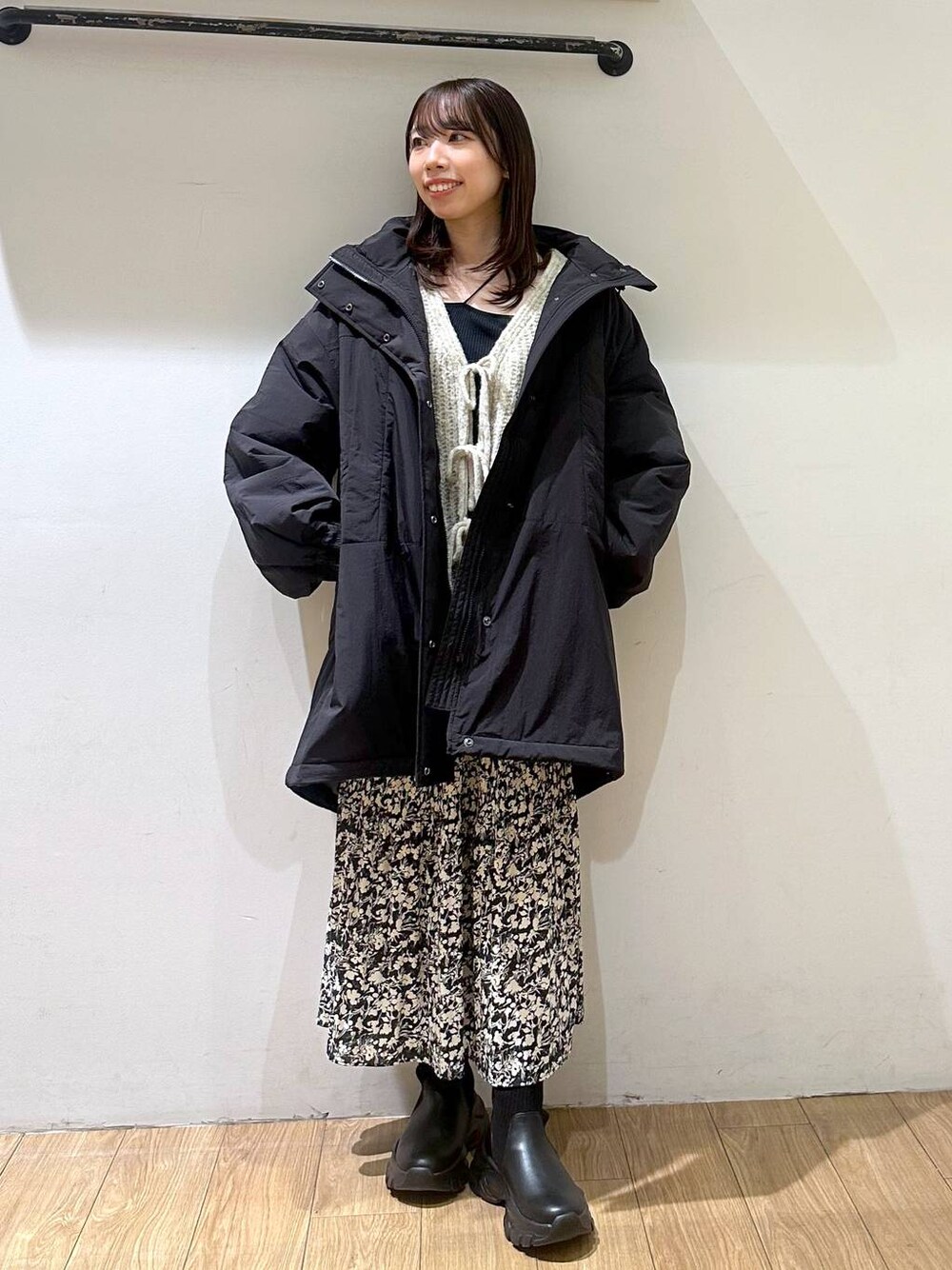 「コート、ブーツ、きれいめ、フェミニン、着痩せ、ロングスカート、ニット、アウター、冬コーデ、ローリーズスタイル_LOWRYS FARM、LOWRYS FARM、大人女子カジュアル_LOWRYS FARM」｜「LOWRYS FARMのスタイルUPカップアシメＳＴ　177888（タンクトップ、ブラック系）」を使った、kasumiさん（レディース・159cm）の冬コーディネートの1枚目の写真