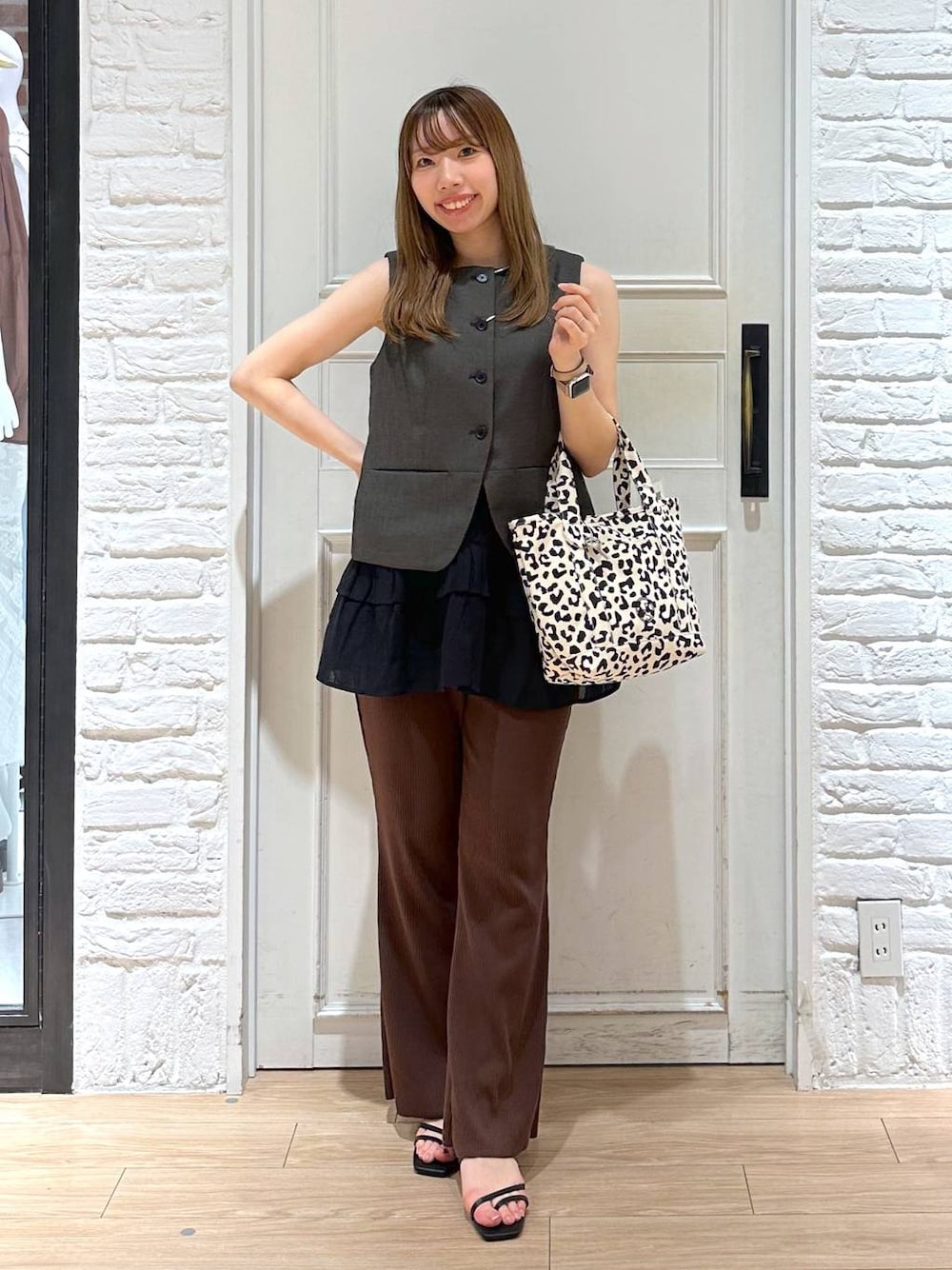 「フェミニン、着痩せ、フレアパンツ、ベスト、サンダル、ローリーズスタイル_LOWRYS FARM、夏コーデ、大人女子カジュアル_LOWRYS FARM、LOWRYS FARM、きれいめ」｜「LOWRYS FARMのコンパクトスクエアネックじれ　290392（ブルゾン、グレー系）」を使った、kasumiさん（レディース・159cm）の夏コーディネートの1枚目の写真