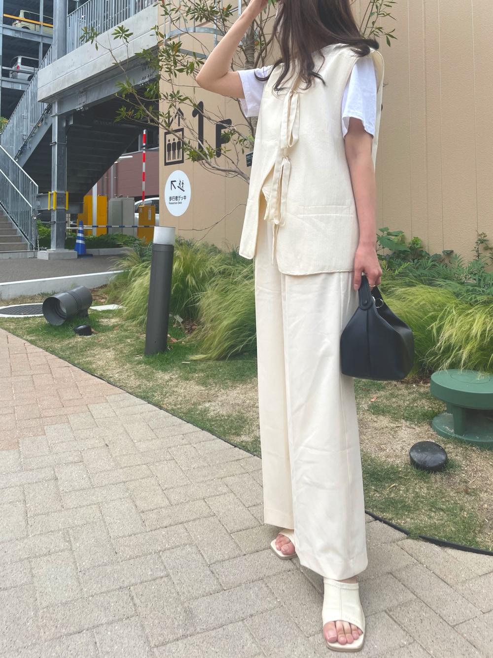 「休日コーデ、初夏コーデ、カジュアル、シンプルコーデ、オトナ女子、ワントーンコーデ、おしゃれさんと繋がりたい、韓国ファッション、ベスト、オールホワイト」｜「select MOCA by sayoの2022 SS テープデザインウェーブベスト（ベスト、ホワイト系）」を使った、a y a さん（レディース・158cm）の春コーディネートの1枚目の写真