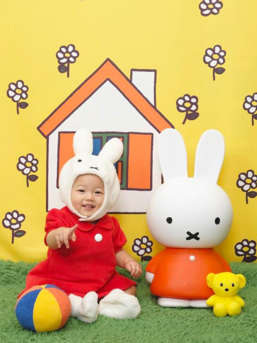 「着ぐるみ、ミッフィー、女の子ベビー」｜「studio Aliceのアイテム（その他ベビーウェア、レッド系）」を使った、chikaさん（キッズ・80cm）の冬コーディネートの1枚目の写真