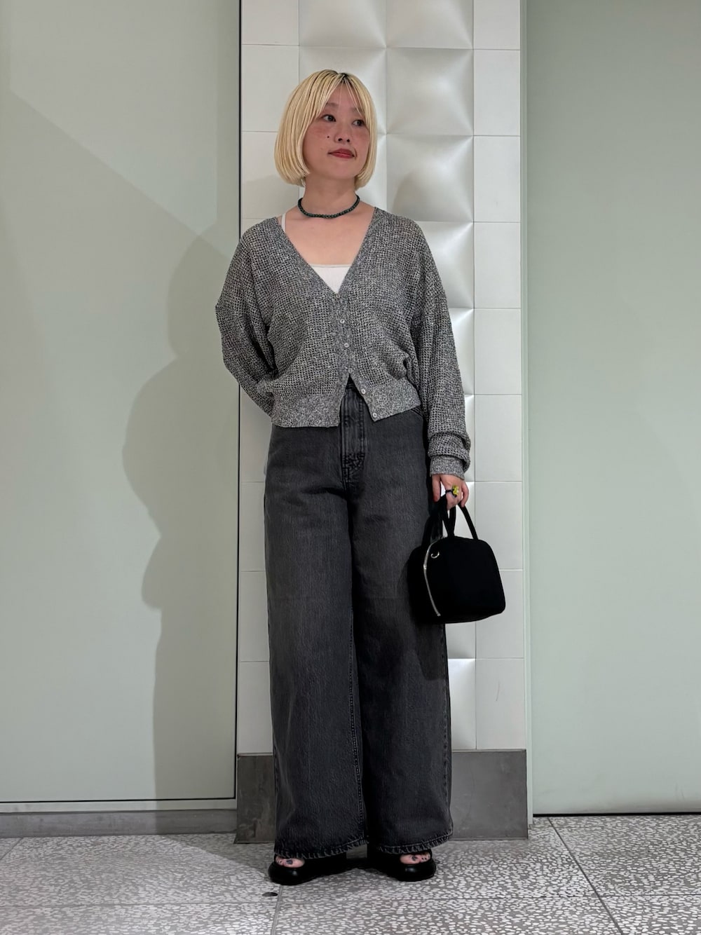 ブラック系のカーディガン/ボレロ、ブラック系のボストンバッグ、ブラック系のデニムパンツを着用したレディースの夏コーディネートの1枚目の写真