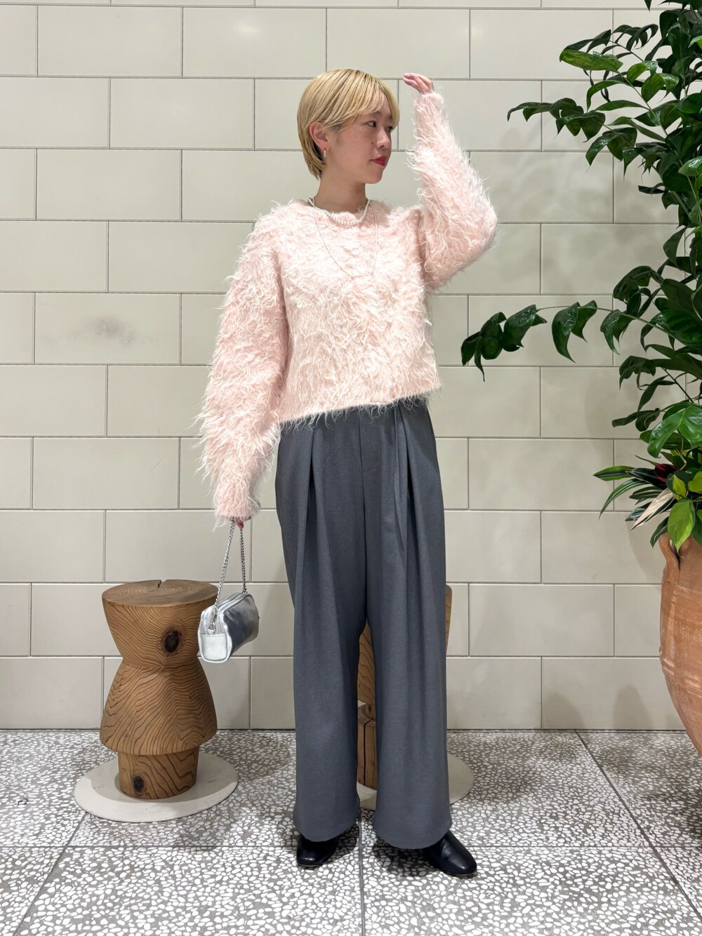 グレー系のその他パンツ、ピンク系のカーディガン/ボレロ、シルバー系のショルダーバッグを着用したレディースの秋コーディネートの1枚目の写真