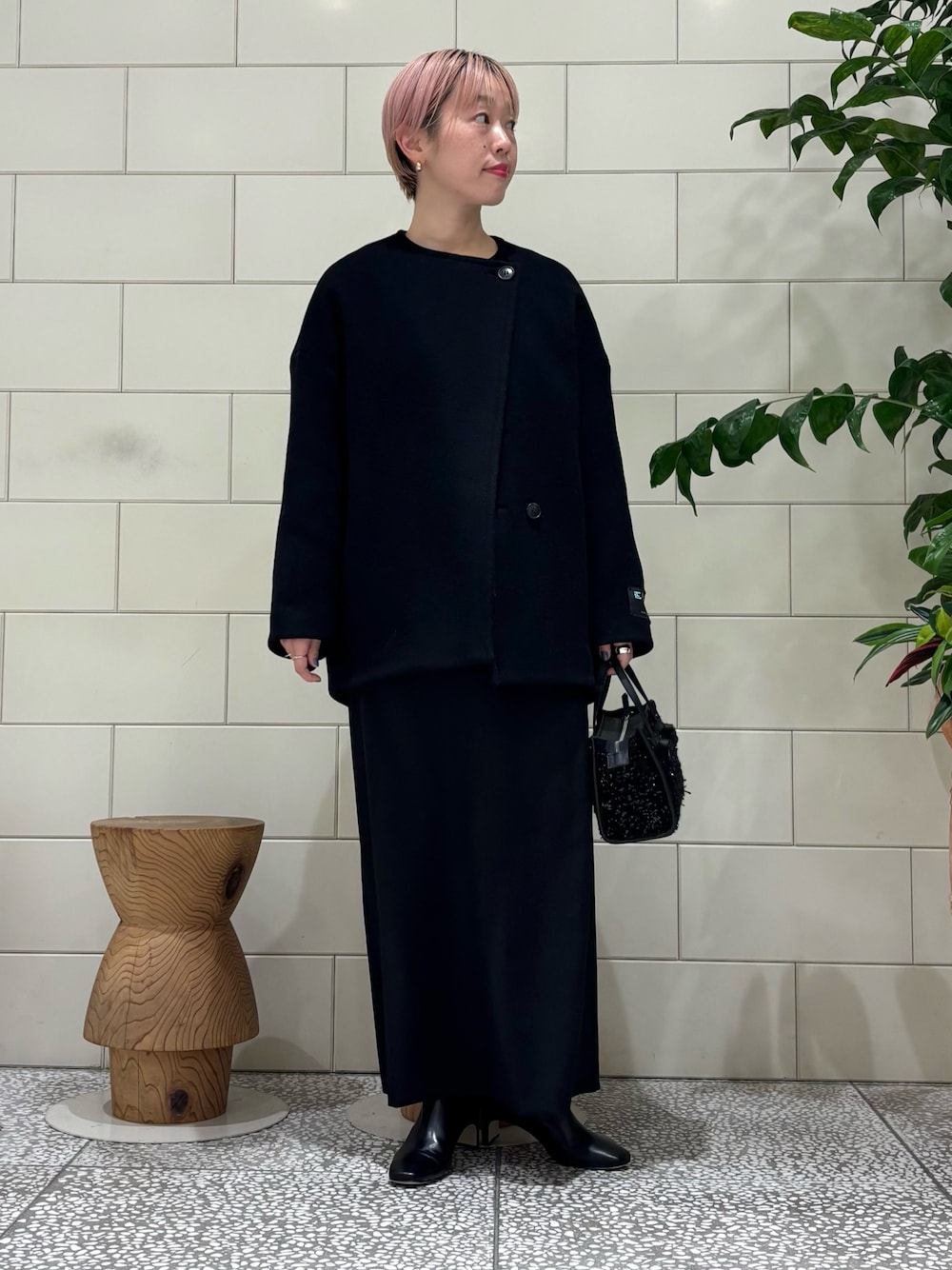 「冬コーデ、クリスマスに着たい服、マイベストコーデ2024、ロングスカート、オトナ女子」｜「URBAN RESEARCH ROSSO WOMENのLaTorreノーカラーコート（ノーカラーコート、ブラック系）」を使った、MINAMIさん（レディース・158cm）の冬コーディネートの1枚目の写真
