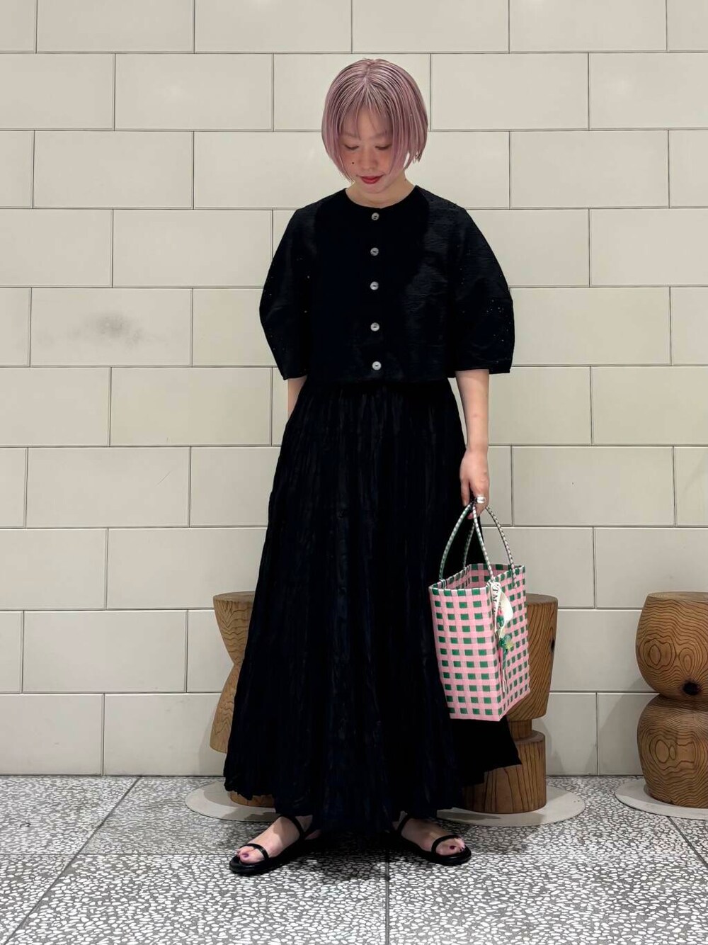 ブラック系のサンダルを着用したレディースの春コーディネートの1枚目の写真
