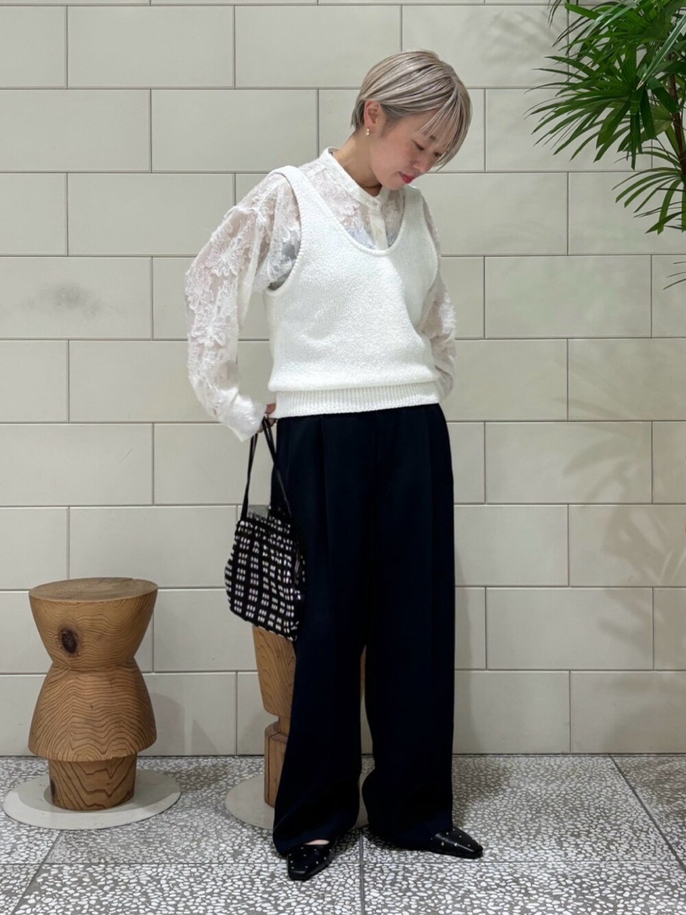 「大人女子、今日のコーデ、オトナカワイイ、パンツスタイル、きれいめコーデ、シアー、シアートップス、シアーシャツ、きれいめカジュアル、キレイめカジュアル」｜「URBAN RESEARCHのカットジャガードシャツ（シャツ/ブラウス、ホワイト系）」を使った、MINAMIさん（レディース・158cm）の冬コーディネートの1枚目の写真