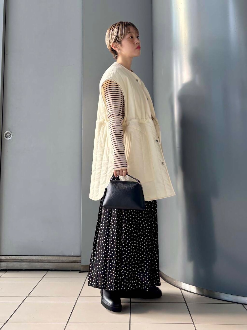 「ブーツ、デートコーデ、カジュアルコーデ、URBANRESEARCH、newarrival、レイヤードコーデ、ブルベ夏、骨格ウェーブ、秋のお出かけコーデ、ウェーブ×ブルベ夏、私のイチ推しブランド、盛夏から晩夏へスイッチコーデ、ウェーブ×カジュアル、ウェーブ×着やせ、私の推し新作アイテム」｜「URBAN RESEARCHのタンクソールサイドゴアブーツ（ブーツ、ブラック系）」を使った、MINAMIさん（レディース・158cm）の秋コーディネートの1枚目の写真