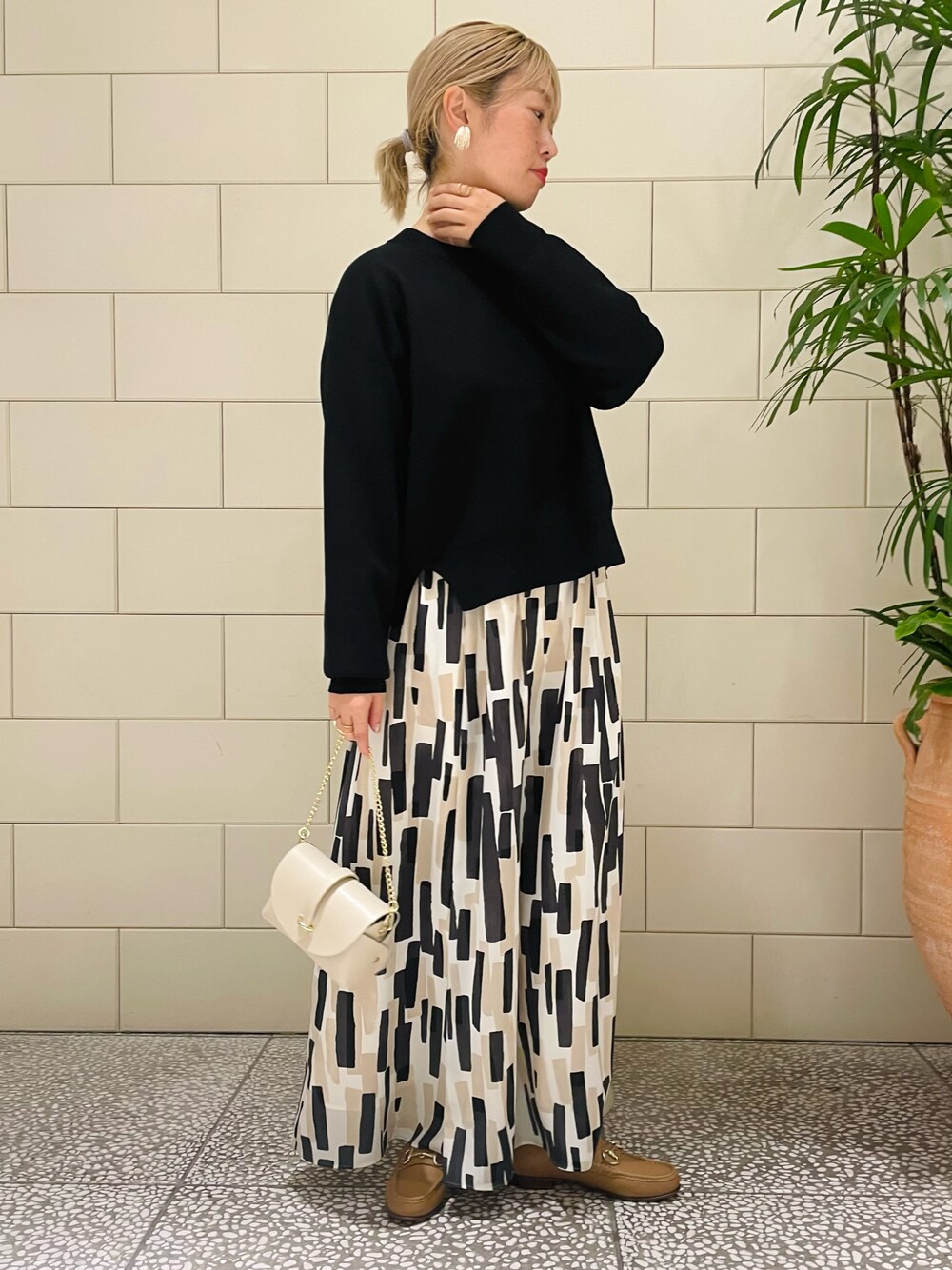 「ほめられ本命コーデ、シンプルスタイル、大人かわいい、大人カジュアル、プリントスカート、春コーデ、ブラック、ローファー、パール」｜「URBAN RESEARCHのアイテム（トップス、ブラック系）」を使った、MINAMIさん（レディース・158cm）の冬コーディネートの1枚目の写真