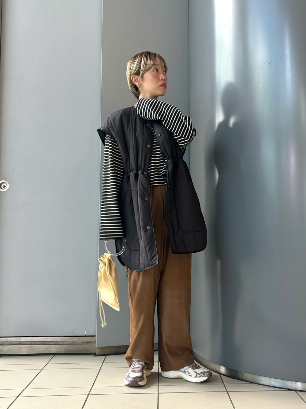 「お出かけコーデ、秋服準備はじめました、レイヤードスタイル、ボーダー、ブラウン」｜「URBAN RESEARCHの『一部WEB限定カラー』ショート丈ロングTシャツ（Tシャツ/カットソー、ブラック系）」を使った、MINAMIさん（レディース・158cm）の夏コーディネートの1枚目の写真