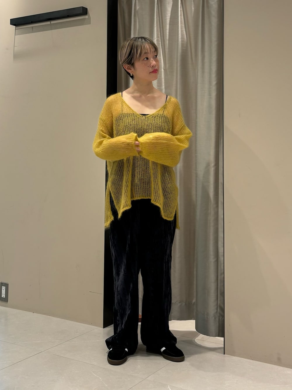 「秋服準備はじめました、デートコーデ、シアートップス、休日スタイル、スポーツミックス、秋コーデ」｜「URBAN RESEARCH ROSSO WOMENのシアーモヘアVネックプルオーバー（ニット/セーター、イエロー系）」を使った、MINAMIさん（レディース・158cm）の秋コーディネートの1枚目の写真