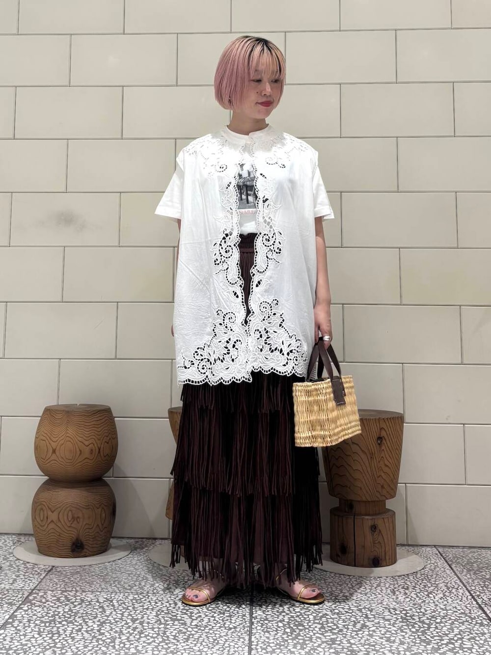 「大人カジュアル、URBANRESEARCH、サンダル、newarrival、骨格ウェーブ、ウェーブ×ブルベ夏、ここでしか手に入らない別注アイテム、私のイチ推しブランド、カジュアル派のtシャツコーデ」｜「URBAN RESEARCHのストローカゴバッグ（かごバッグ、ブラウン系）」を使った、MINAMIさん（レディース・158cm）の夏コーディネートの1枚目の写真