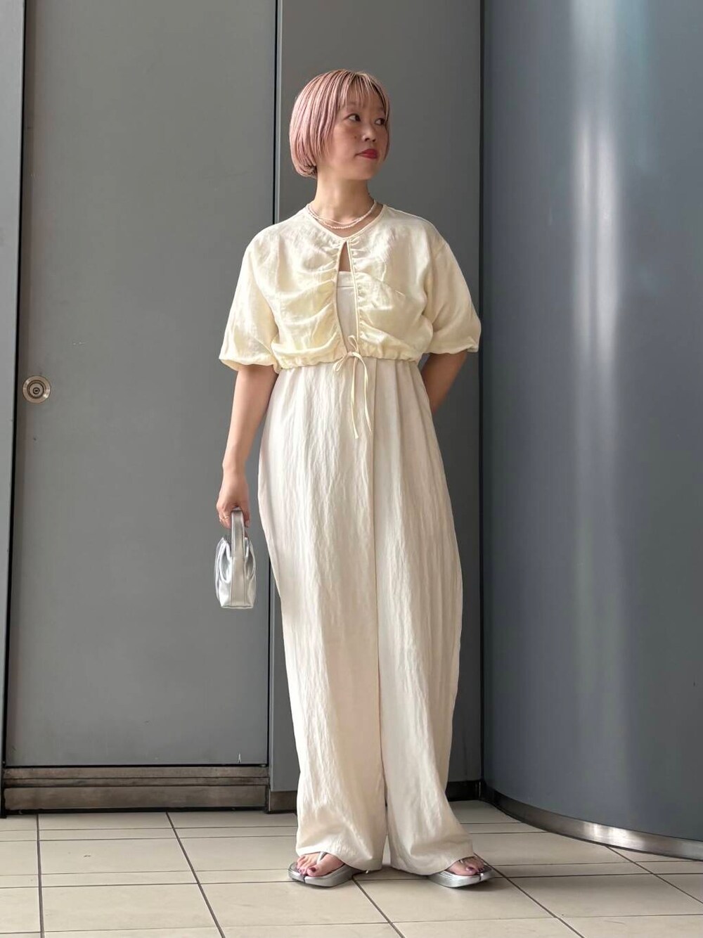 「大人カジュアル、きれいめカジュアル、URBANRESEARCH、サンダル、レイヤードスタイル、newarrival、休日スタイル、サンダルコーデ、お出かけコーデ、骨格ウェーブ、ウェーブ×ブルベ夏、私のイチ推しブランド」｜「URBAN RESEARCHのラップデザインベアオールインワン（サロペット/オーバーオール、ベージュ系）」を使った、MINAMIさん（レディース・158cm）の春コーディネートの1枚目の写真