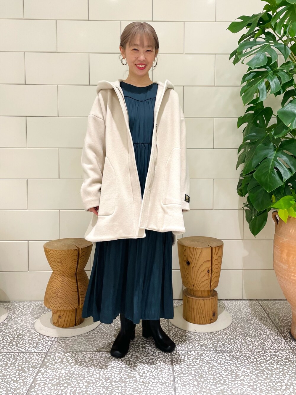 「新星WEARISTAにエントリー、ワンピース、休日スタイル、クリスマスに着たい服、マイベストコーデ2023、お出かけコーデ、きれいめカジュアル、ブーツ、大人かわいい」｜「URBAN RESEARCH ROSSO WOMENのMANTECO Aラインフーディーコート（その他アウター、ホワイト系）」を使った、MINAMIさん（レディース・158cm）の冬コーディネートの1枚目の写真