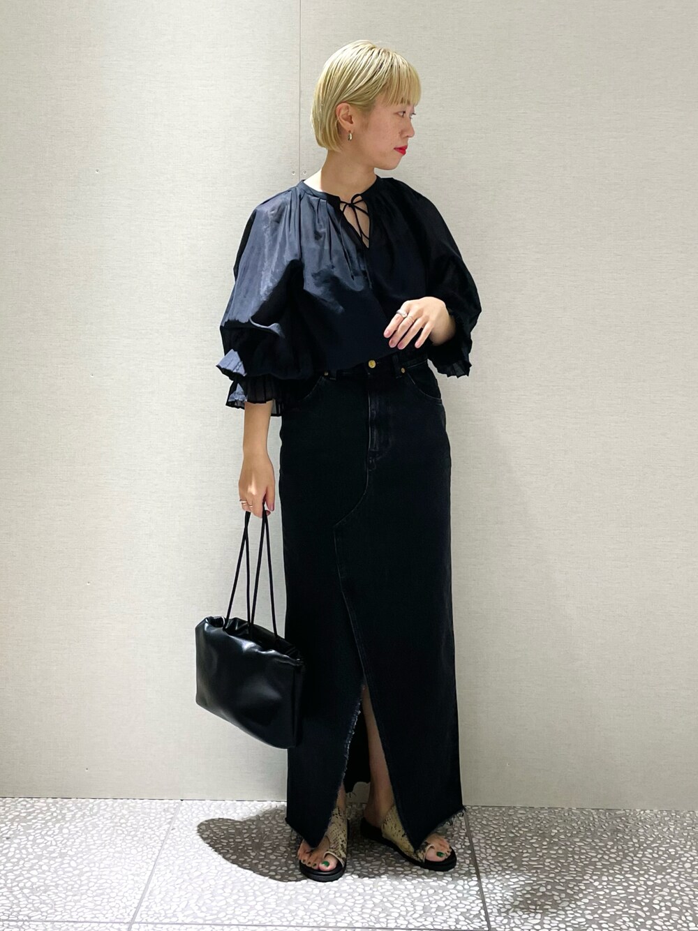 「シンプルコーデ、スカート、ロングスカート、ワントーンコーデ、ブラックコーデ、サンダル、ボリューム袖」｜「URBAN RESEARCH ROSSOのコットンシルク2WAYブラウス（Tシャツ/カットソー、ブルー系）」を使った、MINAMIさん（レディース・158cm）の春コーディネートの1枚目の写真