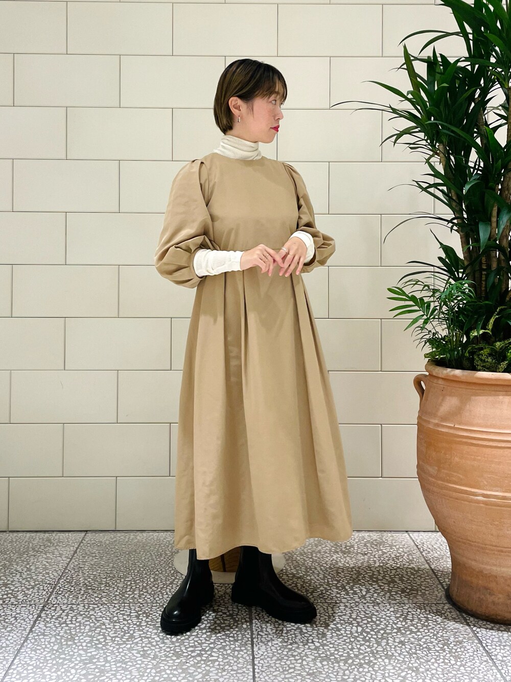 「シンプル、レイヤードスタイル、タートルネック、ワンピース、結婚式、結婚式二次会スタイル、ブーツ、淡色コーデ、着回しコーデ」｜「URBAN RESEARCHのLA MAISON　袖ボリュームワンピース（ワンピース、ベージュ系）」を使った、MINAMIさん（レディース・158cm）の冬コーディネートの1枚目の写真