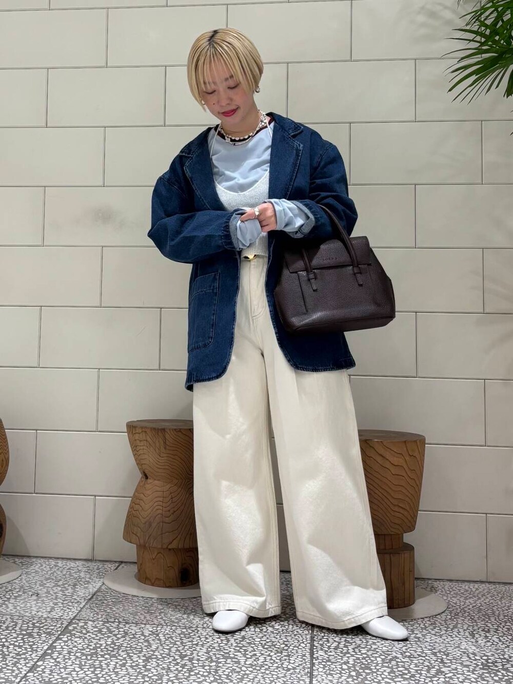 「デートコーデ、URBANRESEARCH、レイヤードスタイル、newarrival、ブルベ夏、骨格ウェーブ、ウェーブ×ブルベ夏、私の推しデニムスタイル」｜「URBAN RESEARCHのテーラードデニムジャケット（デニムジャケット、ブルー系）」を使った、MINAMIさん（レディース・158cm）の冬コーディネートの1枚目の写真