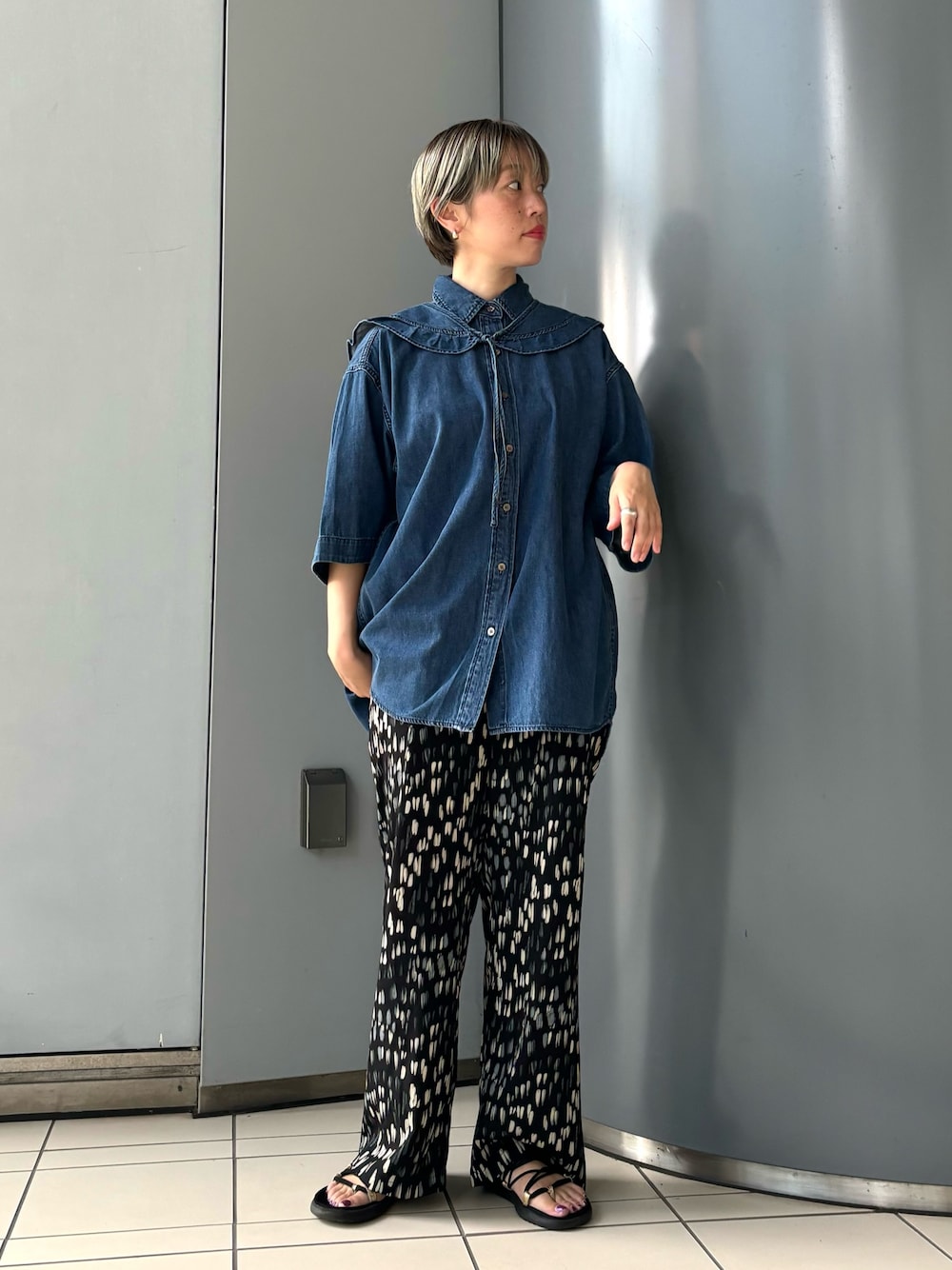 「休日スタイル、おしゃ見えテクニック、シンプル、フリル、パンツスタイル」｜「LAATOのdenim blouse（シャツ/ブラウス、ブルー系）」を使った、MINAMIさん（レディース・158cm）の夏コーディネートの1枚目の写真