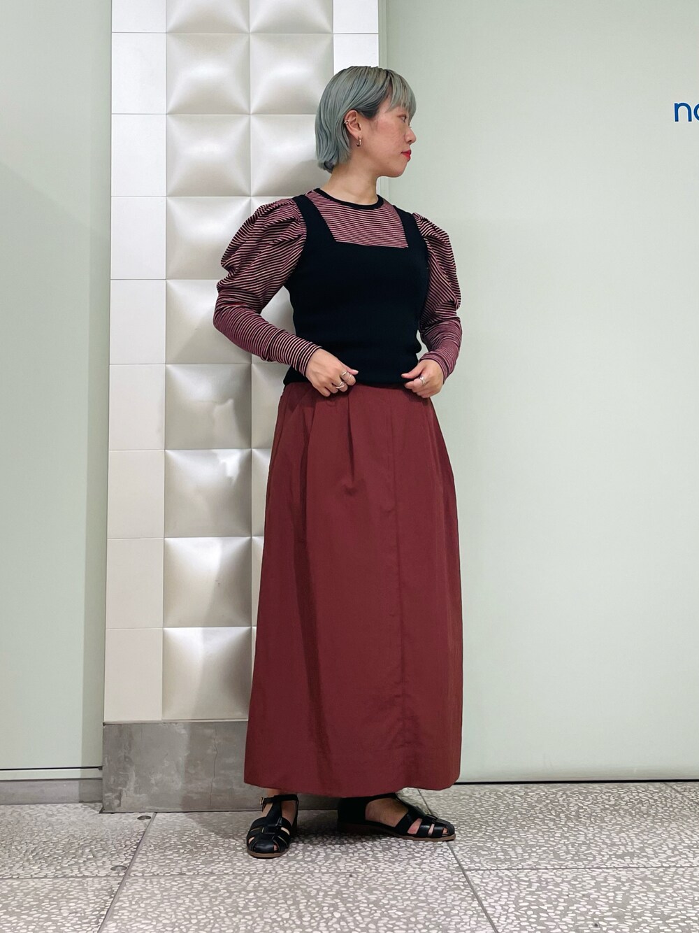 「シンプル、スカート、ロングスカート、ボーダー、グルカサンダル、秋服準備はじめました、別注、パワーショルダー、ブラウン」｜「URBAN RESEARCHのスクエアネックニットTOP（ニット/セーター、ブラック系）」を使った、MINAMIさん（レディース・158cm）の夏コーディネートの1枚目の写真