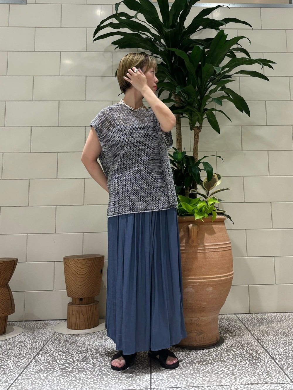 「きれいめカジュアル、レイヤードスタイル、夏コーデ、シアートップス、お出かけコーデ」｜「URBAN RESEARCHのメランジメッシュニット（ニット/セーター、グレー系）」を使った、MINAMIさん（レディース・158cm）の夏コーディネートの1枚目の写真