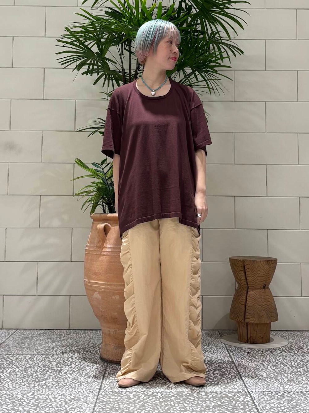 ブラウン系のTシャツ/カットソー、オレンジ系のその他パンツ、ベージュ系のパンプスを着用したレディースの春コーディネートの1枚目の写真