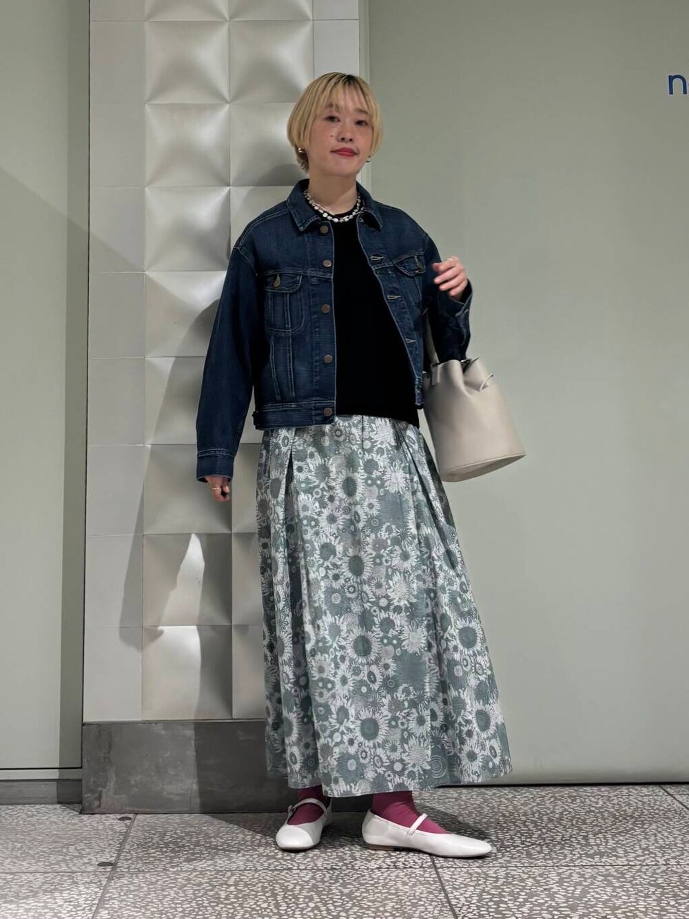 「大人カジュアル、URBANRESEARCH、newarrival、骨格ウェーブ、ウェーブ×ブルベ夏、ここでしか手に入らない別注アイテム、私の推しデニムスタイル」｜「かぐれのリバティプリントスカート（スカート、グリーン系）」を使った、MINAMIさん（レディース・158cm）の冬コーディネートの1枚目の写真