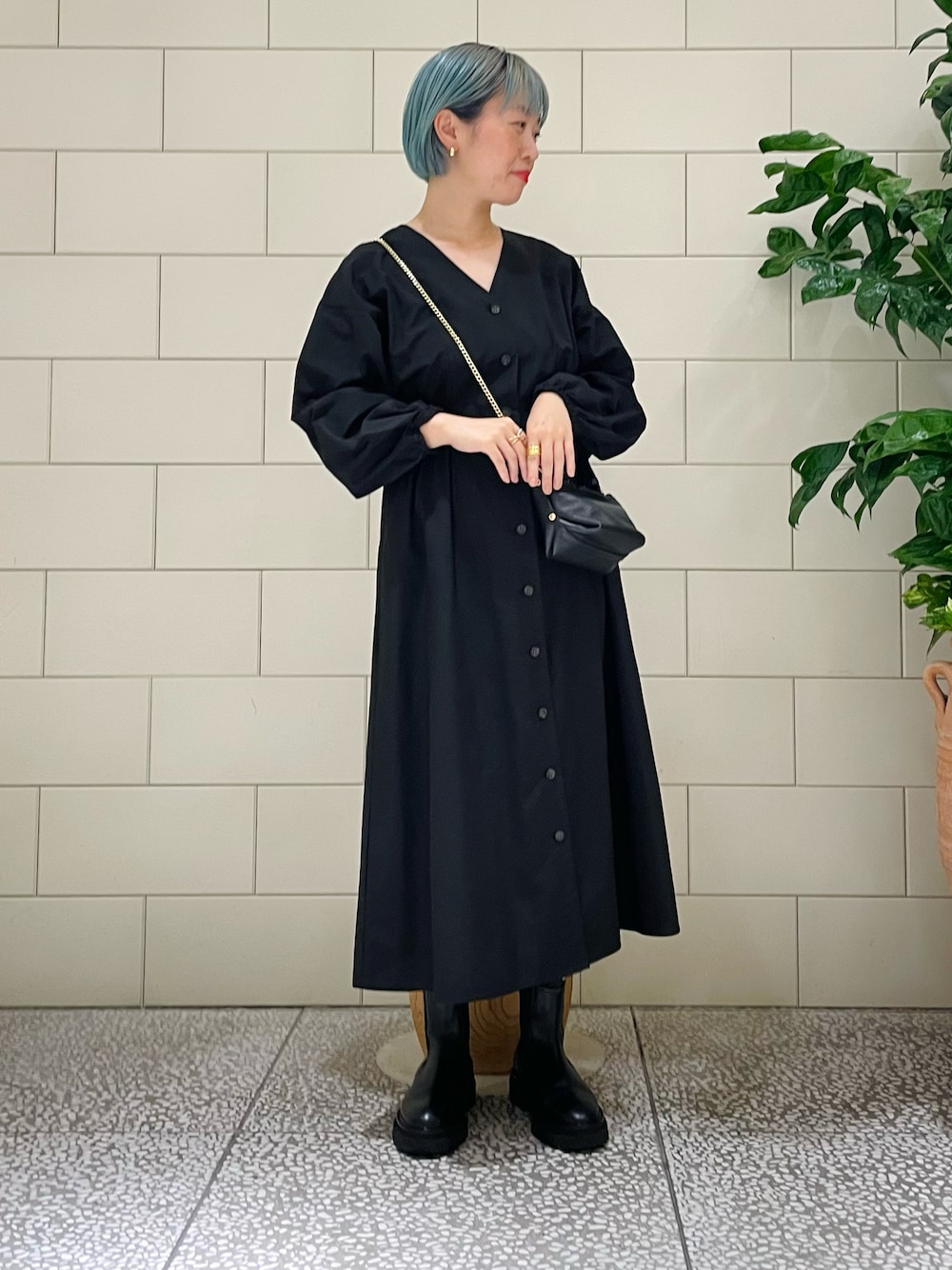 「大人カジュアル、ワンピース、ワントーンコーデ、ブラックコーデ、ブラック、ロングワンピース、秋服準備はじめました、ブーツ、ミニバッグ」｜「URBAN RESEARCHのフロントボタンギャザーワンピース（ワンピース、ブラック系）」を使った、MINAMIさん（レディース・158cm）の夏コーディネートの1枚目の写真