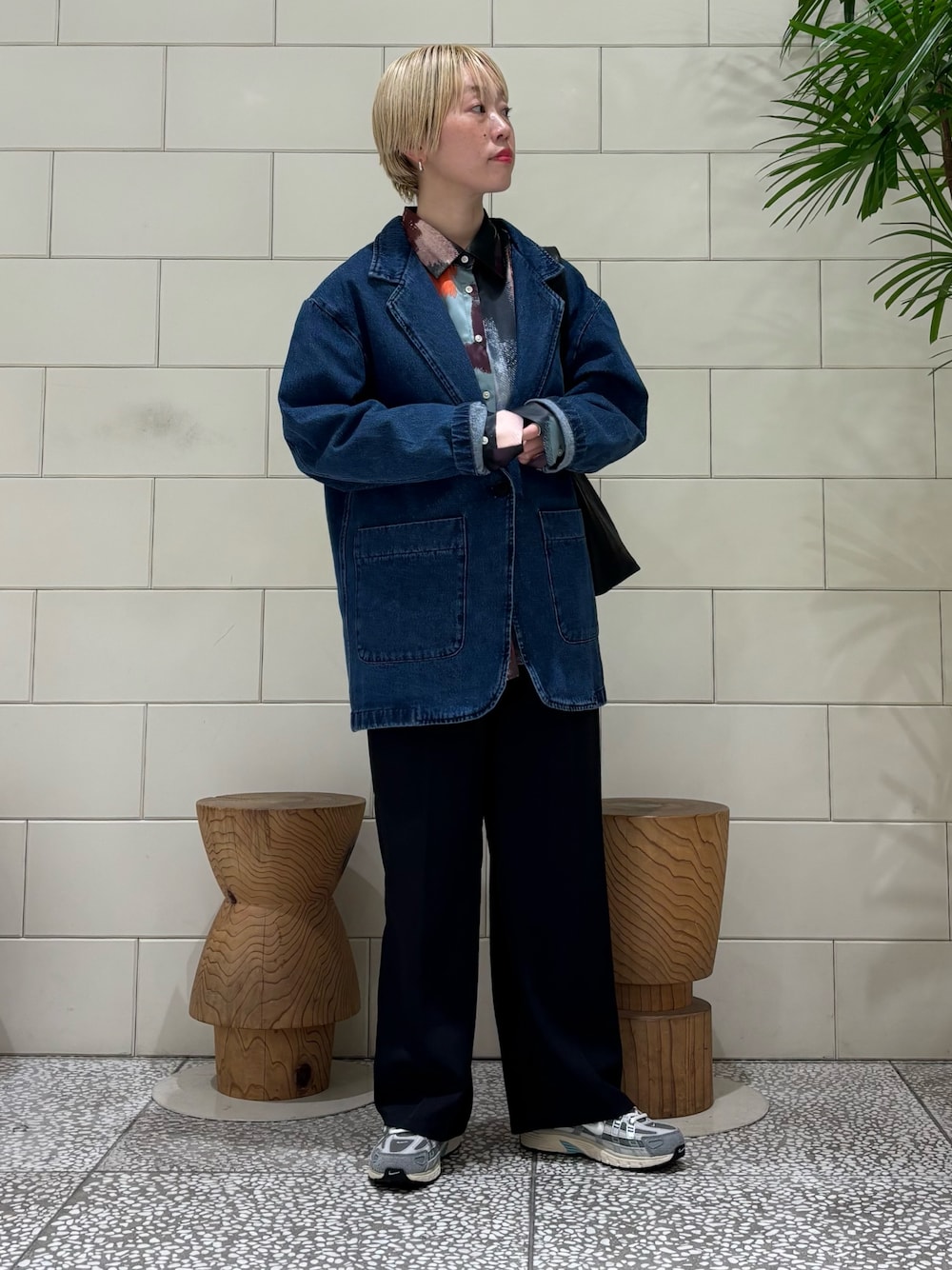 「オトナカジュアル、シンプルスタイル、春、パンツコーデ、オトナカワイイ、大人コーデ、デニムコーデ、デニム、お出かけコーデ、ジャケット、シャツ、シャツスタイル」｜「URBAN RESEARCHのテーラードデニムジャケット（デニムジャケット、ブルー系）」を使った、MINAMIさん（レディース・158cm）の冬コーディネートの1枚目の写真