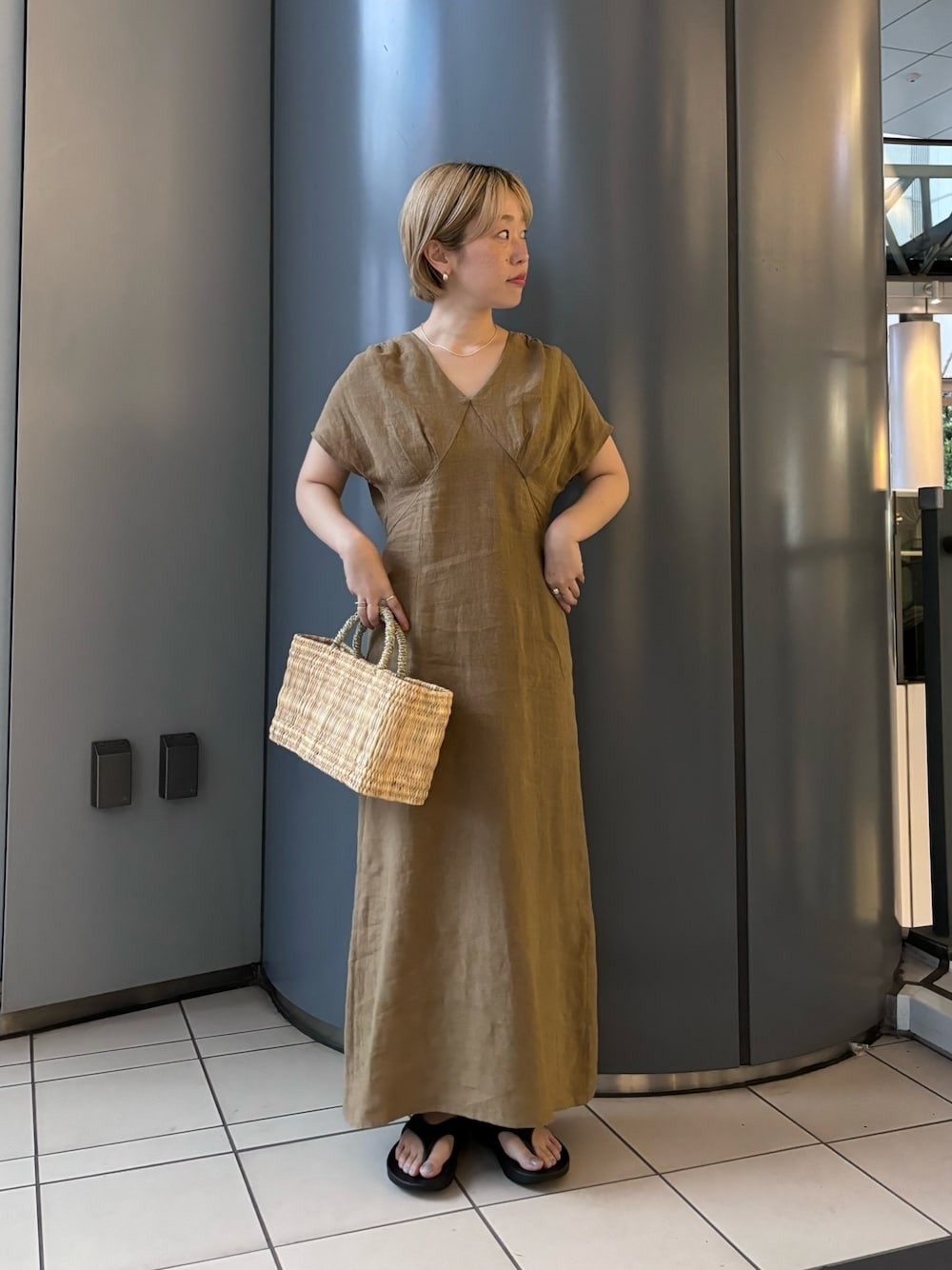 「お出かけコーデ、きれいめカジュアル、ワンピース、休日スタイル、デートコーデ、オトナカジュアル、リネン、かごバッグ」｜「URBAN RESEARCHの『一部WEB限定カラー』ウエストタックフレンチスリーブワンピース（ワンピース、ベージュ系）」を使った、MINAMIさん（レディース・158cm）の春コーディネートの1枚目の写真