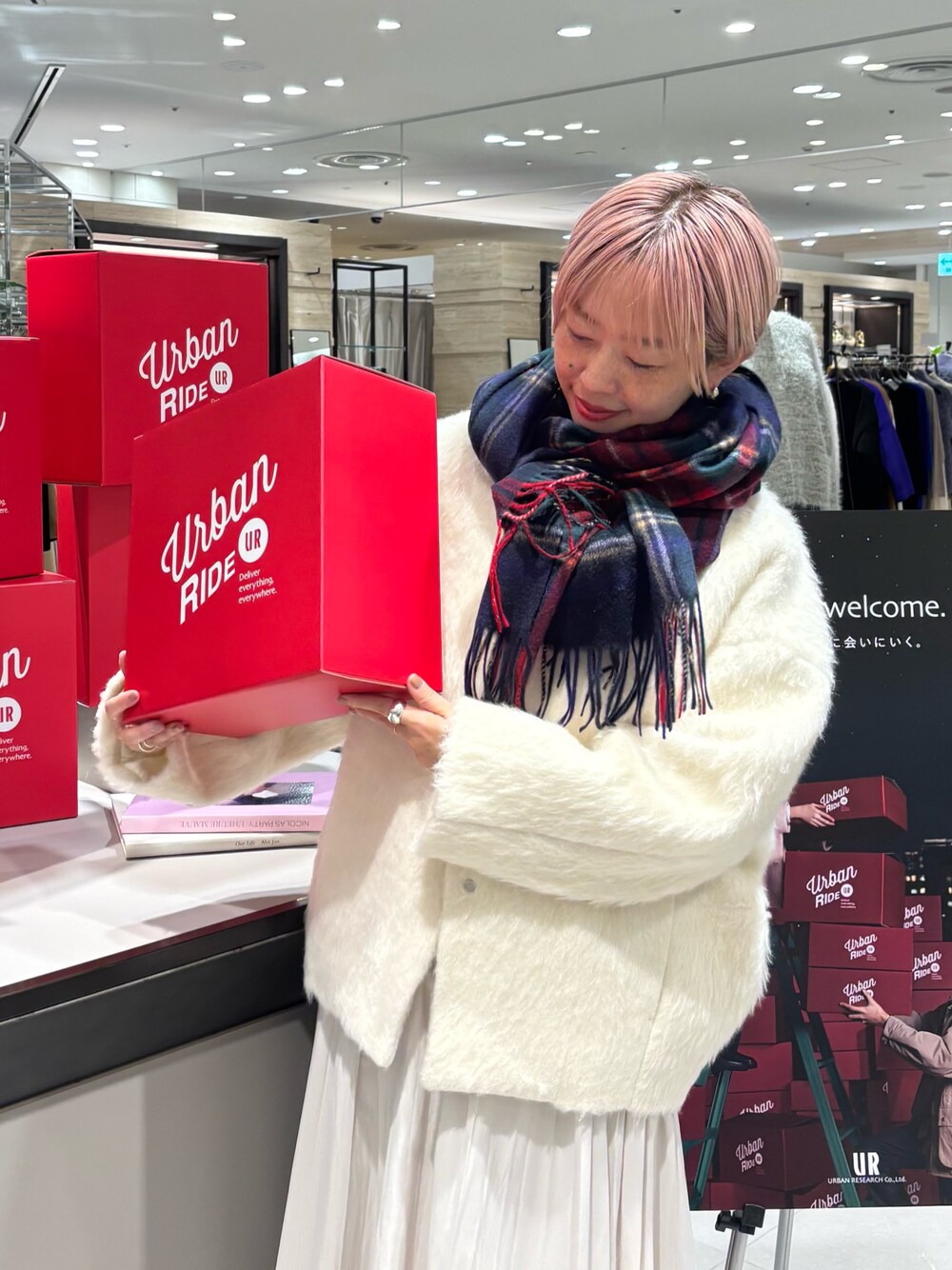 ブルー系のマフラーを着用したレディースの冬コーディネートの1枚目の写真