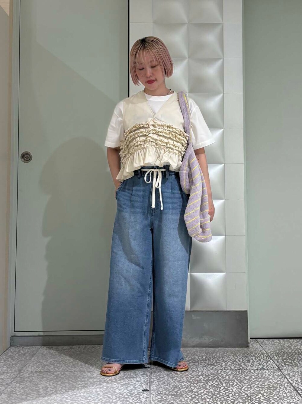 「大人カジュアル、きれいめカジュアル、URBANRESEARCH、トートバッグ、newarrival、休日スタイル、サンダルコーデ、淡色コーデ、骨格ウェーブ、ウェーブ×ブルベ夏、夏の涼しげパンツコーデ」｜「URBAN RESEARCHの綿麻デニムイージーパンツ（デニムパンツ、ブルー系）」を使った、MINAMIさん（レディース・158cm）の夏コーディネートの1枚目の写真