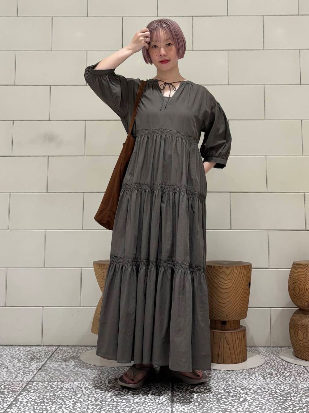 「ワンピース、スポーツミックス、URBANRESEARCH、シンプルコーデ、サンダル、newarrival、休日スタイル、サンダルコーデ、お出かけコーデ、旅行コーデ、骨格ウェーブ、夏ワンピース、ウェーブ×ブルベ夏、やや暑い」｜「OOFOSのOOFOS　Ooriginal（サンダル、ベージュ系）」を使った、MINAMIさん（レディース・158cm）の春コーディネートの1枚目の写真