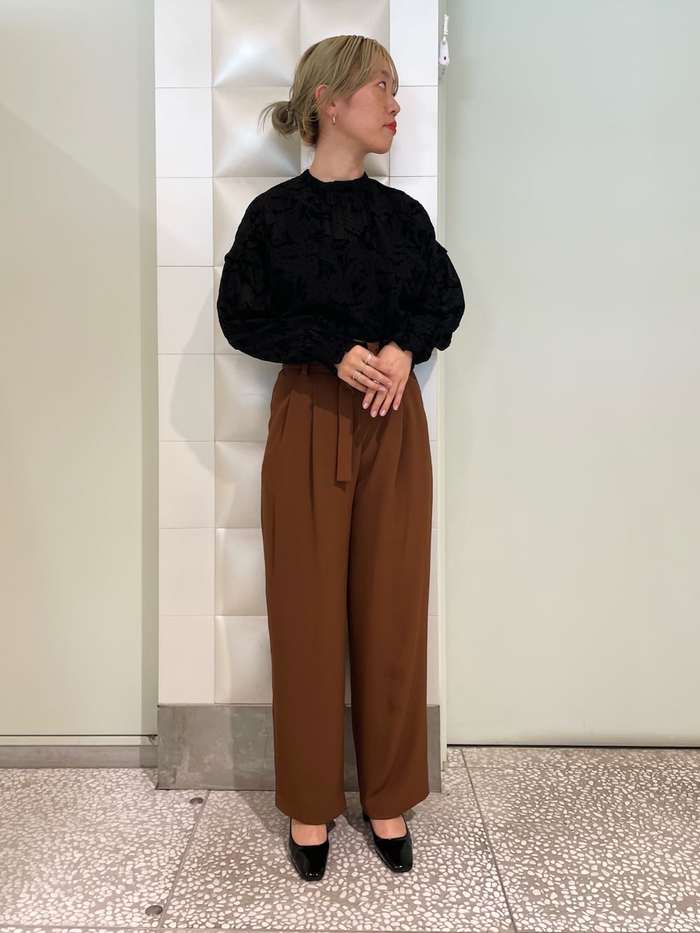 「アツいコーデ全部見せ、シアートップス、シンプルコーデ、きれいめカジュアル、大人カジュアル、秋服準備はじめました、パンツスタイル、おでかけコーデ」｜「URBAN RESEARCH ROSSO WOMENのハイウエストベルテッドパンツ（その他パンツ、ブラウン系）」を使った、MINAMIさん（レディース・158cm）の夏コーディネートの1枚目の写真