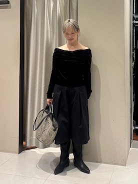 「URBAN RESEARCH（アーバンリサーチ）のベロアオフショルドレープカットソー（Tシャツ/カットソー、ブラック系）」を使った、MINAMIさん（レディース・158cm）の秋コーディネート
