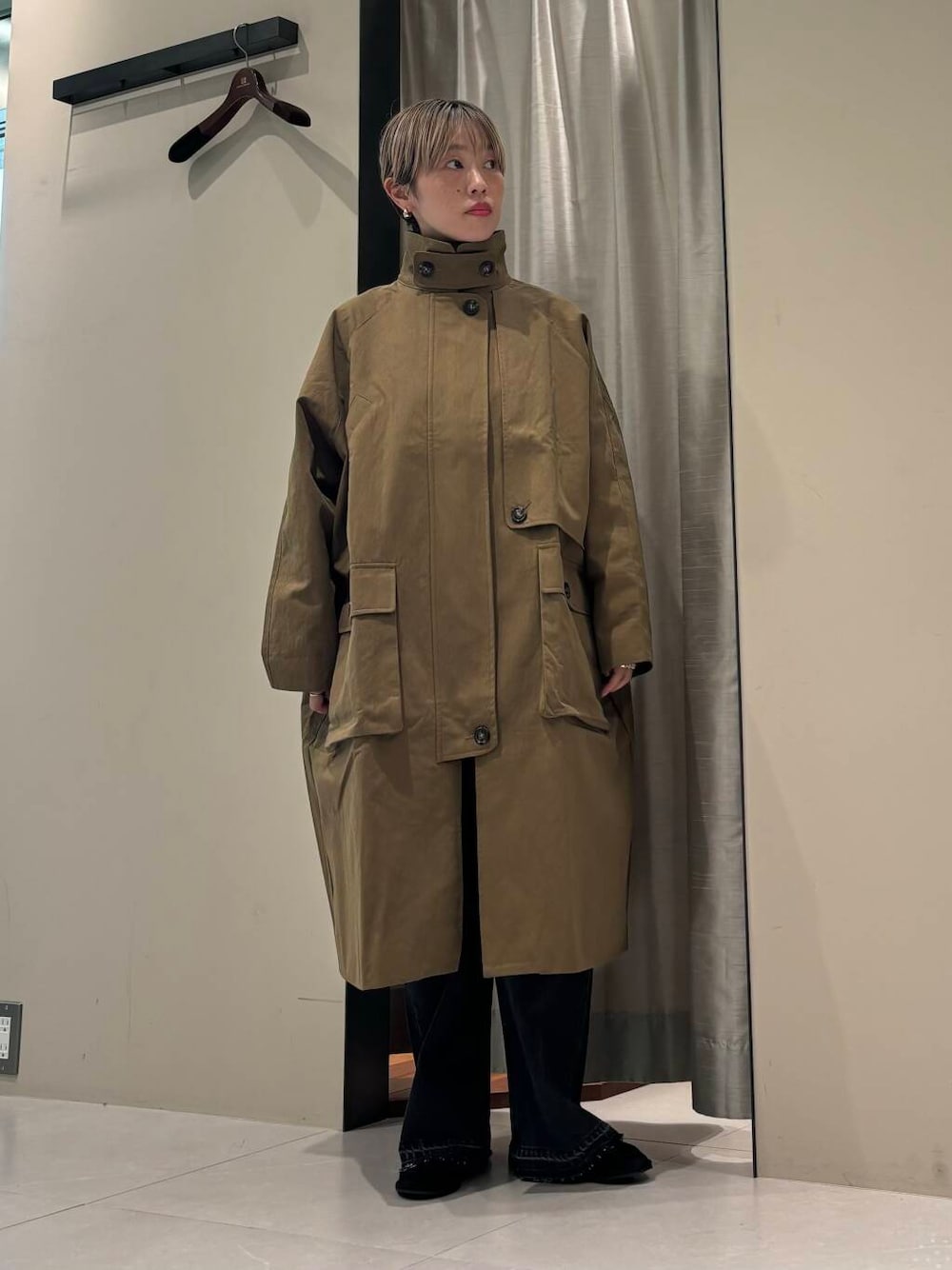 「カジュアルコーデ、URBANRESEARCH、newarrival、ブルベ夏、骨格ウェーブ、秋のお出かけコーデ、ウェーブ×ブルベ夏、私のイチ推しブランド、ウェーブ×カジュアル、ウェーブ×着やせ、私の推し新作アイテム、先取り秋カラーコーデ、私のnewデニムスタイル、初秋の羽織りものコーデ、ブルベ夏×秋カラーコーデ」｜「URBAN RESEARCHのダメージワイドデニムパンツ（デニムパンツ、ブラック系）」を使った、MINAMIさん（レディース・158cm）の秋コーディネートの1枚目の写真