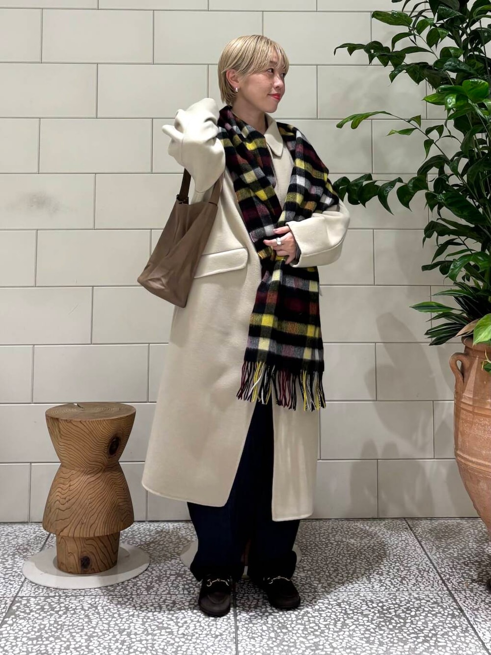 「デートコーデ、URBANRESEARCH、newarrival、冬アウター、ブルベ夏、骨格ウェーブ、秋カラーコーデ、秋のお出かけコーデ、ウェーブ×ブルベ夏、ウェーブ×着やせ、私の推し新作アイテム、ブルベ夏×秋カラーコーデ」｜「URBAN RESEARCHのsuper120 リバーステンカラーコート（ステンカラーコート、ベージュ系）」を使った、MINAMIさん（レディース・158cm）の秋コーディネートの1枚目の写真