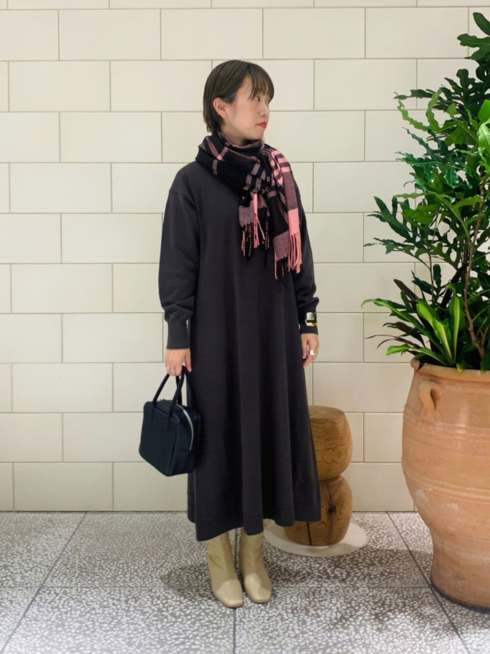 「ワンピース、カジュアル、シンプル、ピンク、差し色、ロングワンピース、秋コーデ、オトナ女子、スクエアバッグ」｜「URBAN RESEARCHのハイゲージフレアニットワンピース（ワンピース、グレー系）」を使った、MINAMIさん（レディース・158cm）の秋コーディネートの1枚目の写真