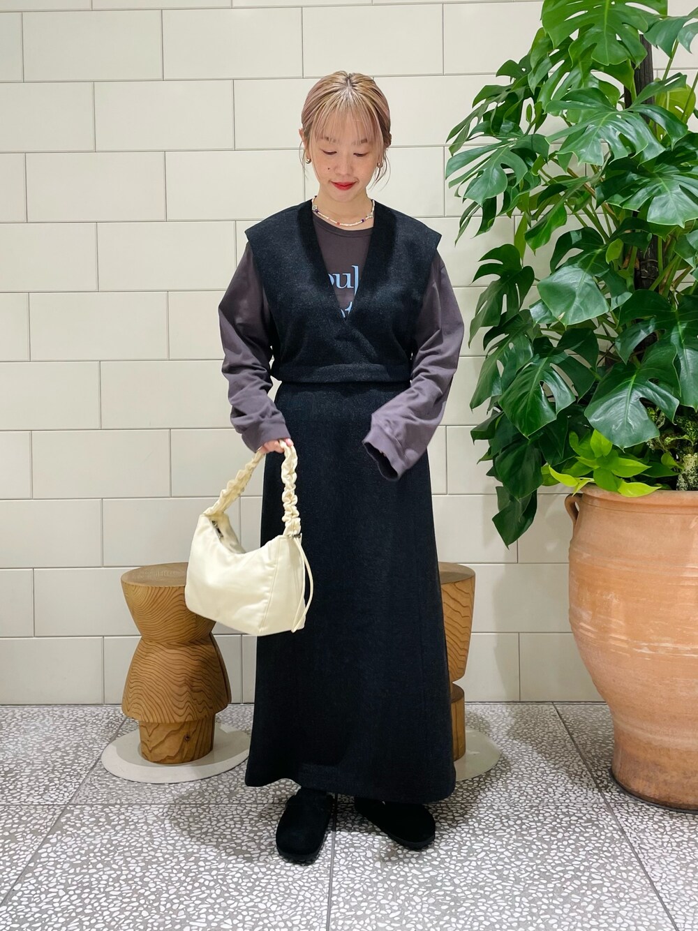 「重ね着ベストシーズン、きれいめカジュアル、レイヤードスタイル、スポーツミックス、ワンピース、birkenstock、ワントーンコーデ」｜「LAATOのJUMPER DRESS（ワンピース、グレー系）」を使った、MINAMIさん（レディース・158cm）の秋コーディネートの1枚目の写真