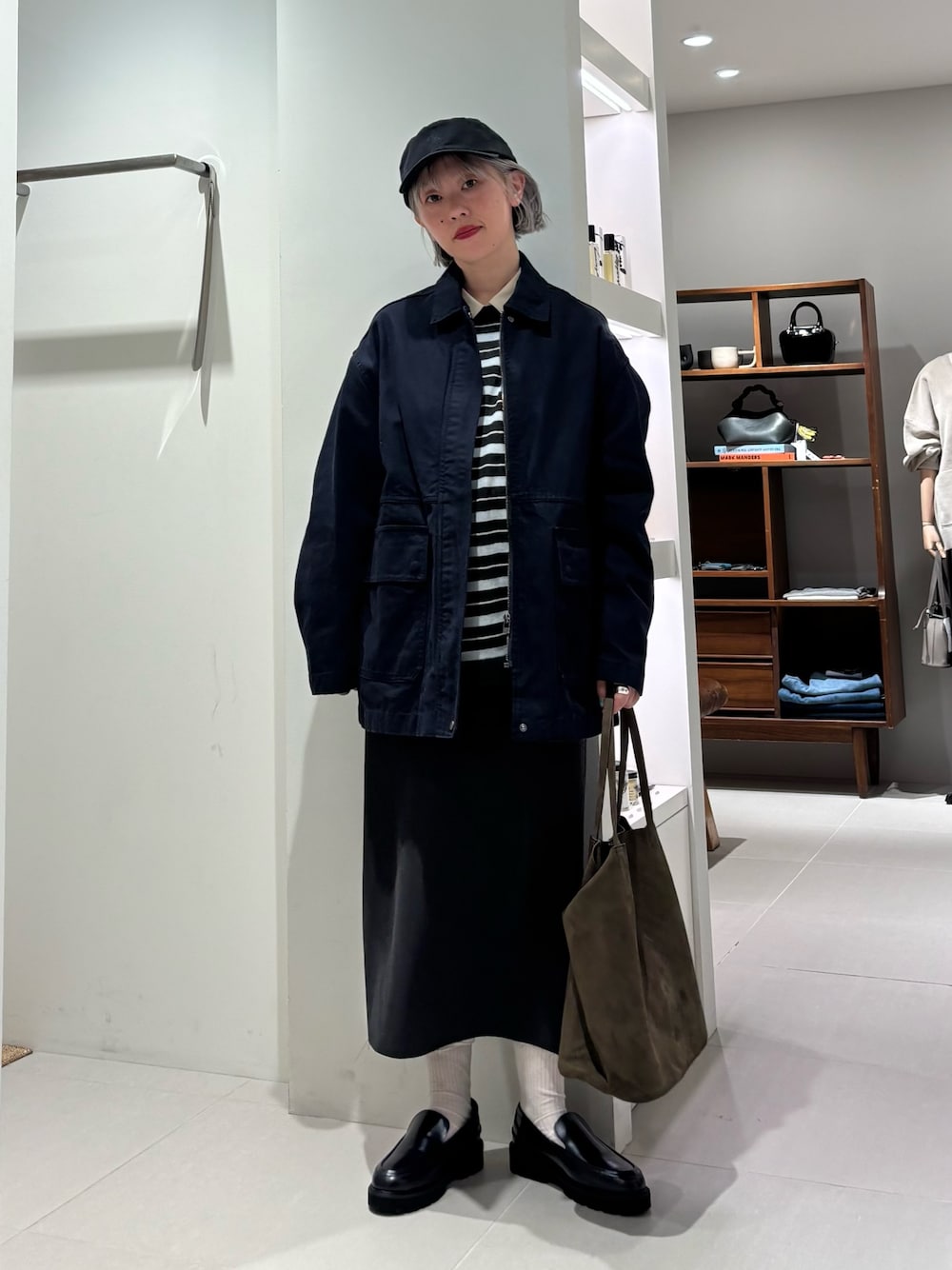 「秋服準備はじめました、スポーツミックス、レイヤードスタイル、ロングスカート、キャップ、小物で作る初秋コーデ、別注アイテム、季節の変わり目羽織コーデ、秋のコーデ、秋カラー、お出かけコーデ、オトナカジュアル」｜「URBAN RESEARCHのシアーウールレギュラーカラーシャツ（シャツ/ブラウス、ホワイト系）」を使った、MINAMIさん（レディース・158cm）の秋コーディネートの1枚目の写真