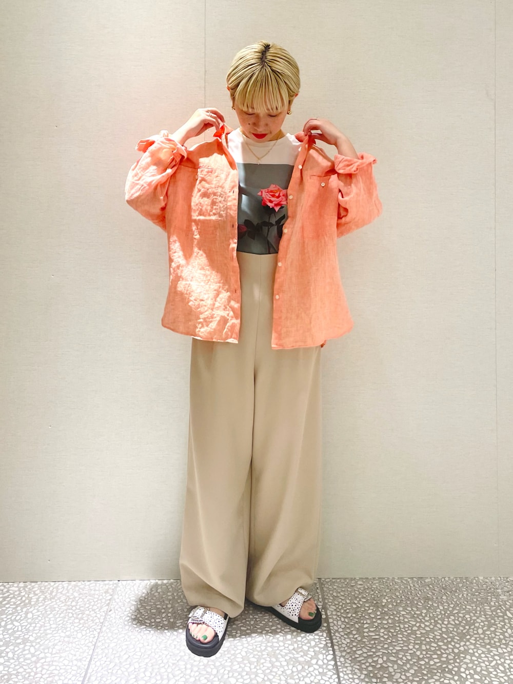 「春コーデ、リネン、オールインワン、オレンジ、Tシャツ、プリントT、サンダル、カジュアル、休日スタイル、オーバーサイズ、カラー×コーデ」｜「URBAN RESEARCHのフレンチリネンオーバーシャツ（シャツ/ブラウス、オレンジ系）」を使った、MINAMIさん（レディース・158cm）の春コーディネートの1枚目の写真
