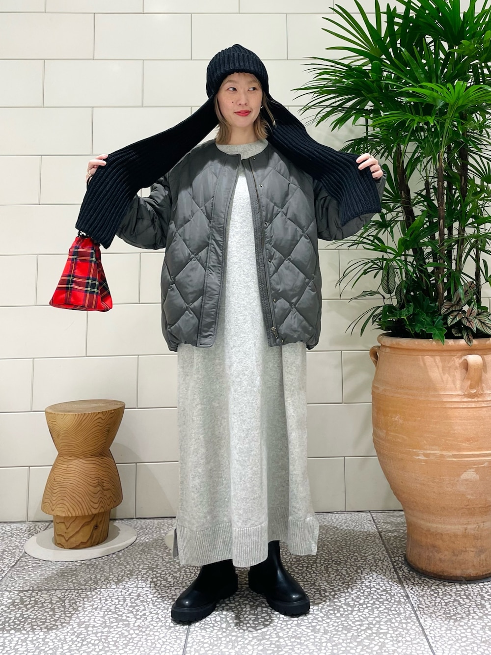 「新星WEARISTAにエントリー、おしゃ見えテクニック、クリスマスに着たい服、ニット帽、マイベストコーデ2023、赤、お出かけコーデ、ダウンジャケット、ブーツ」｜「URBAN RESEARCHのmuffler knit cap（キャップ、ブラック系）」を使った、MINAMIさん（レディース・158cm）の冬コーディネートの1枚目の写真