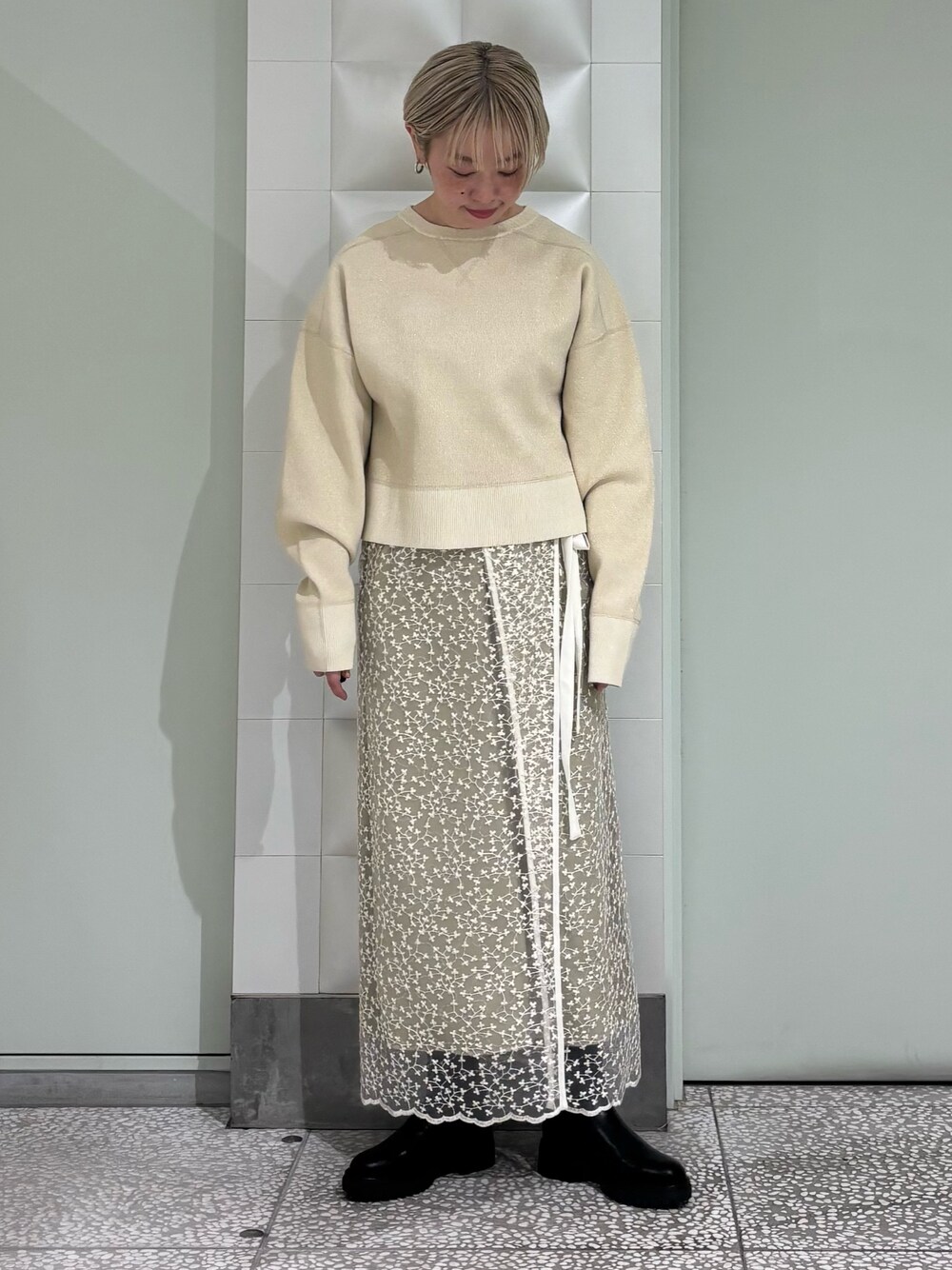 「今日のコーデ、オトナカジュアル、おでかけコーデ、春先取り、春服、カジュアルスタイル、春ニット」｜「URBAN RESEARCH ROSSO WOMENのスウェットライクラメニット（ニット/セーター、ベージュ系）」を使った、MINAMIさん（レディース・158cm）の冬コーディネートの1枚目の写真